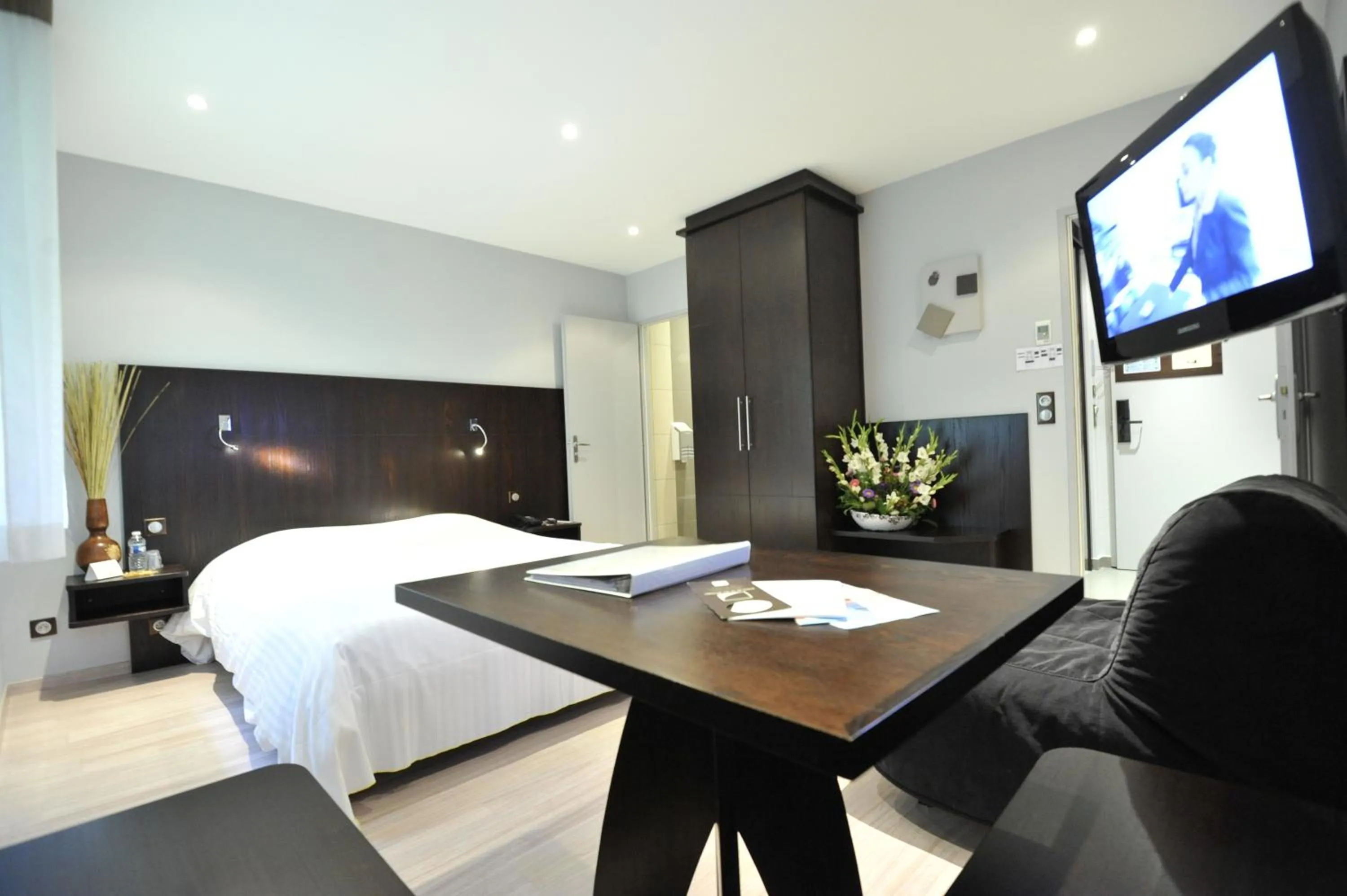 Seating area, Bed in Logis Cottage Hotel