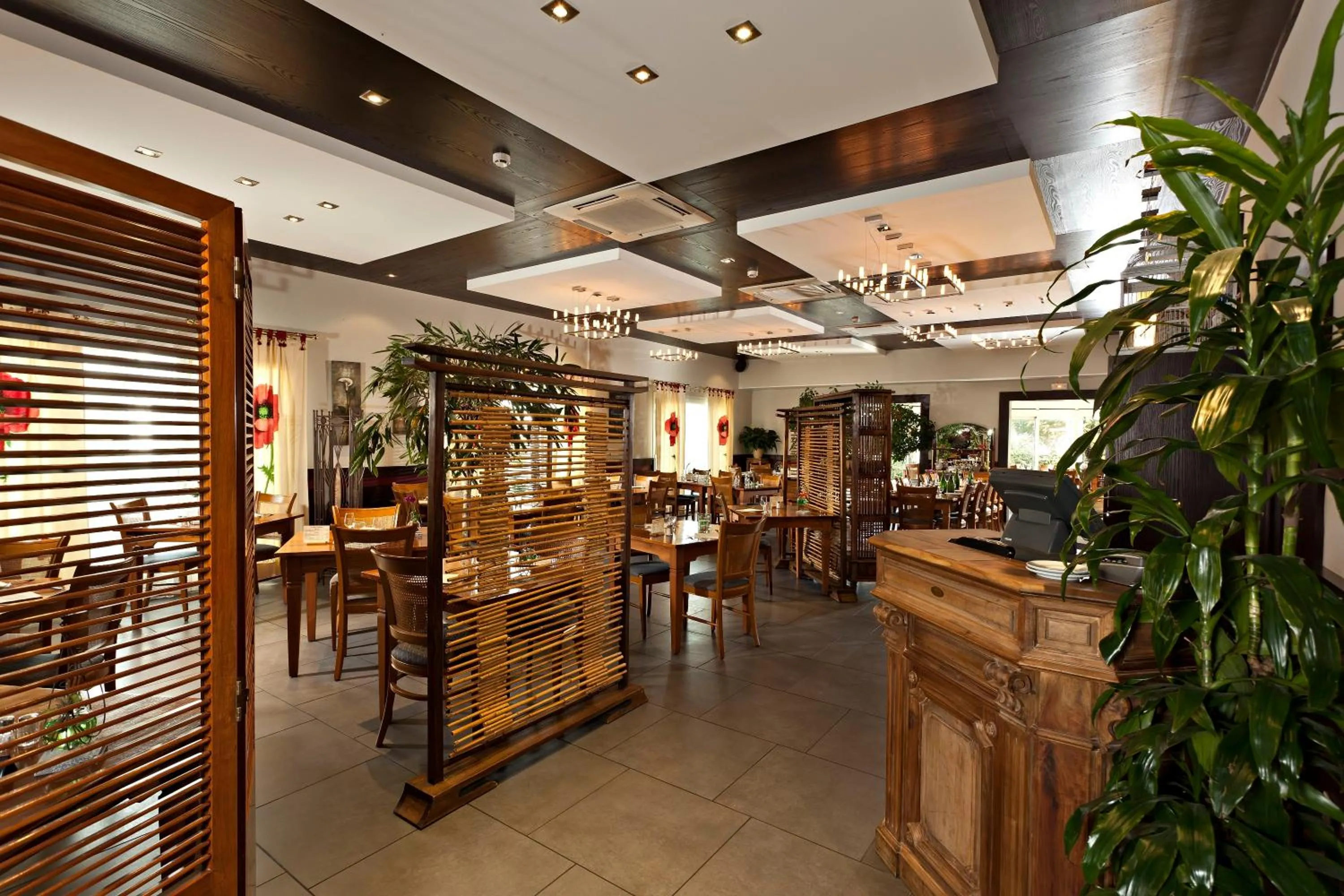 Restaurant/places to eat in Logis Cottage Hotel