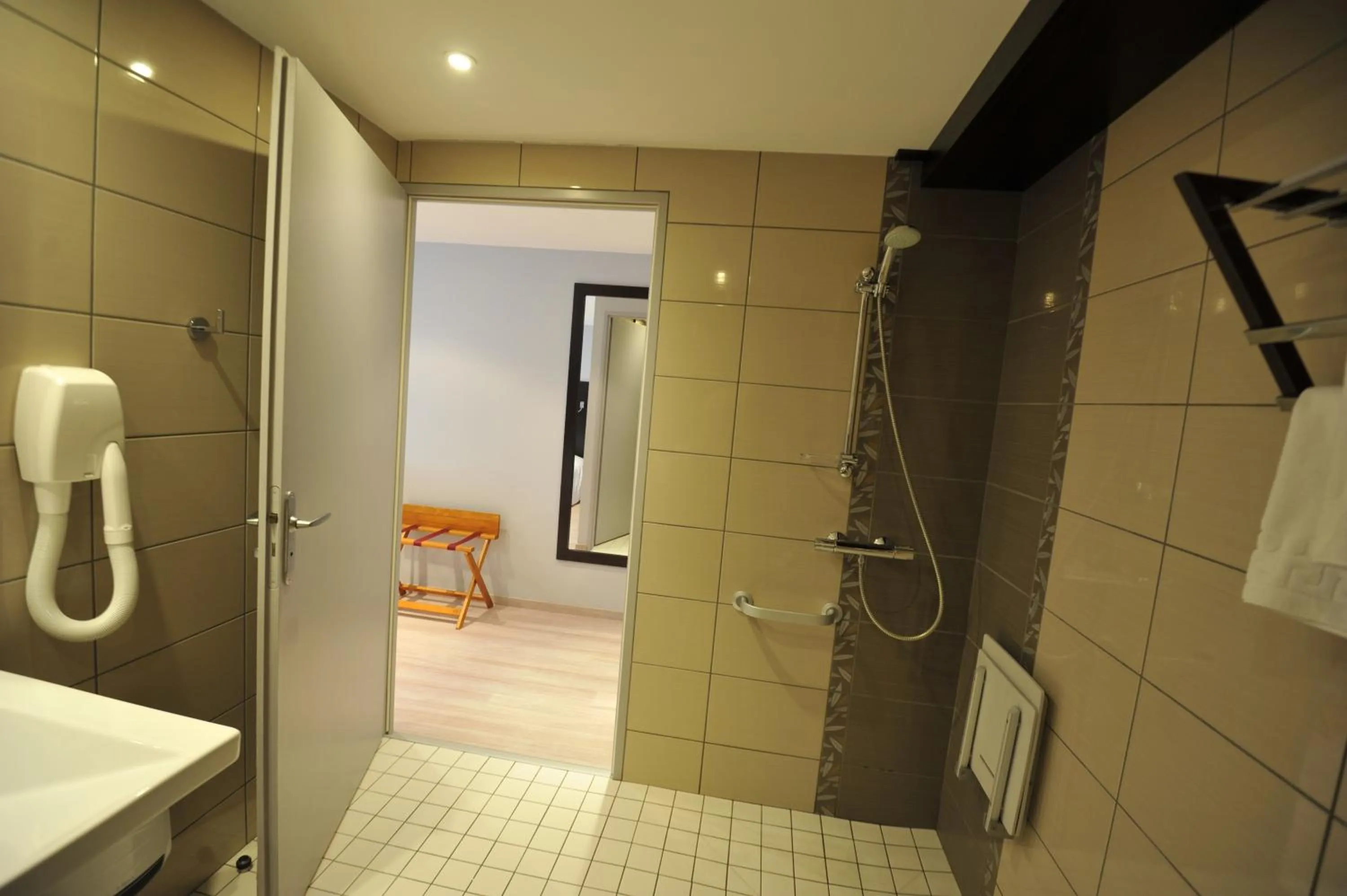 Bathroom in Logis Cottage Hotel