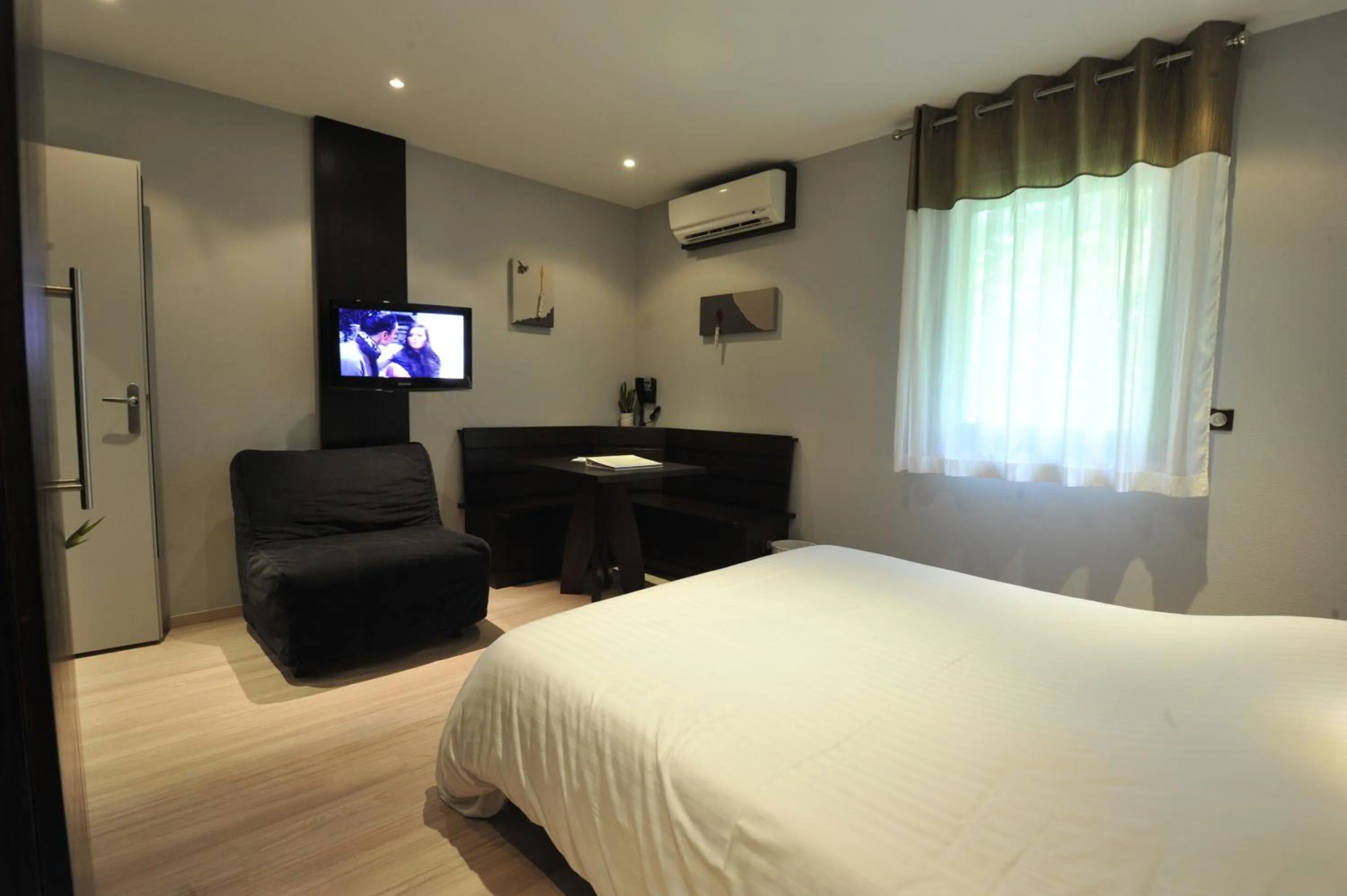 Bedroom, Bed in Logis Cottage Hotel