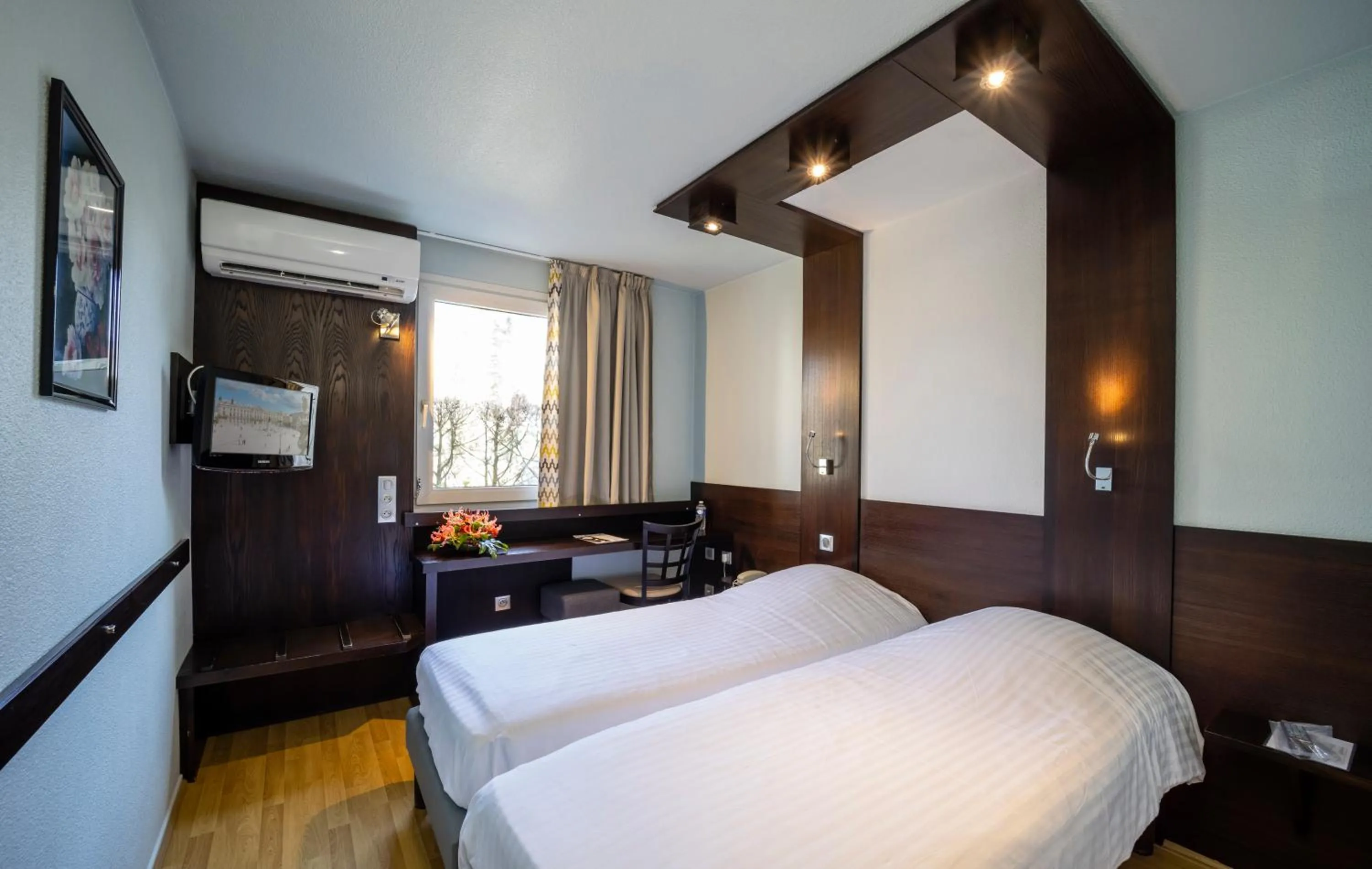 Bedroom, Bed in Logis Cottage Hotel