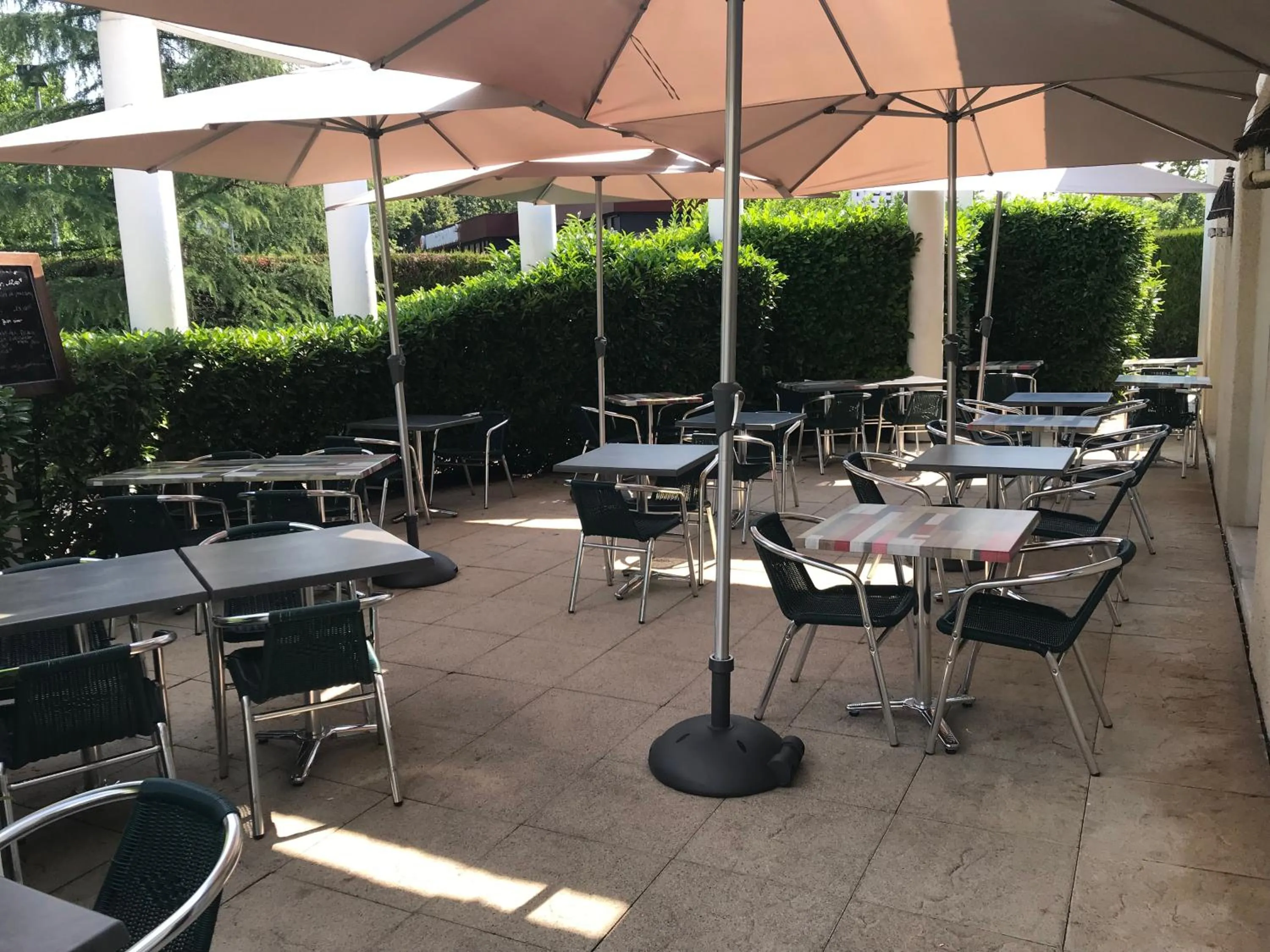 Patio in Logis Cottage Hotel