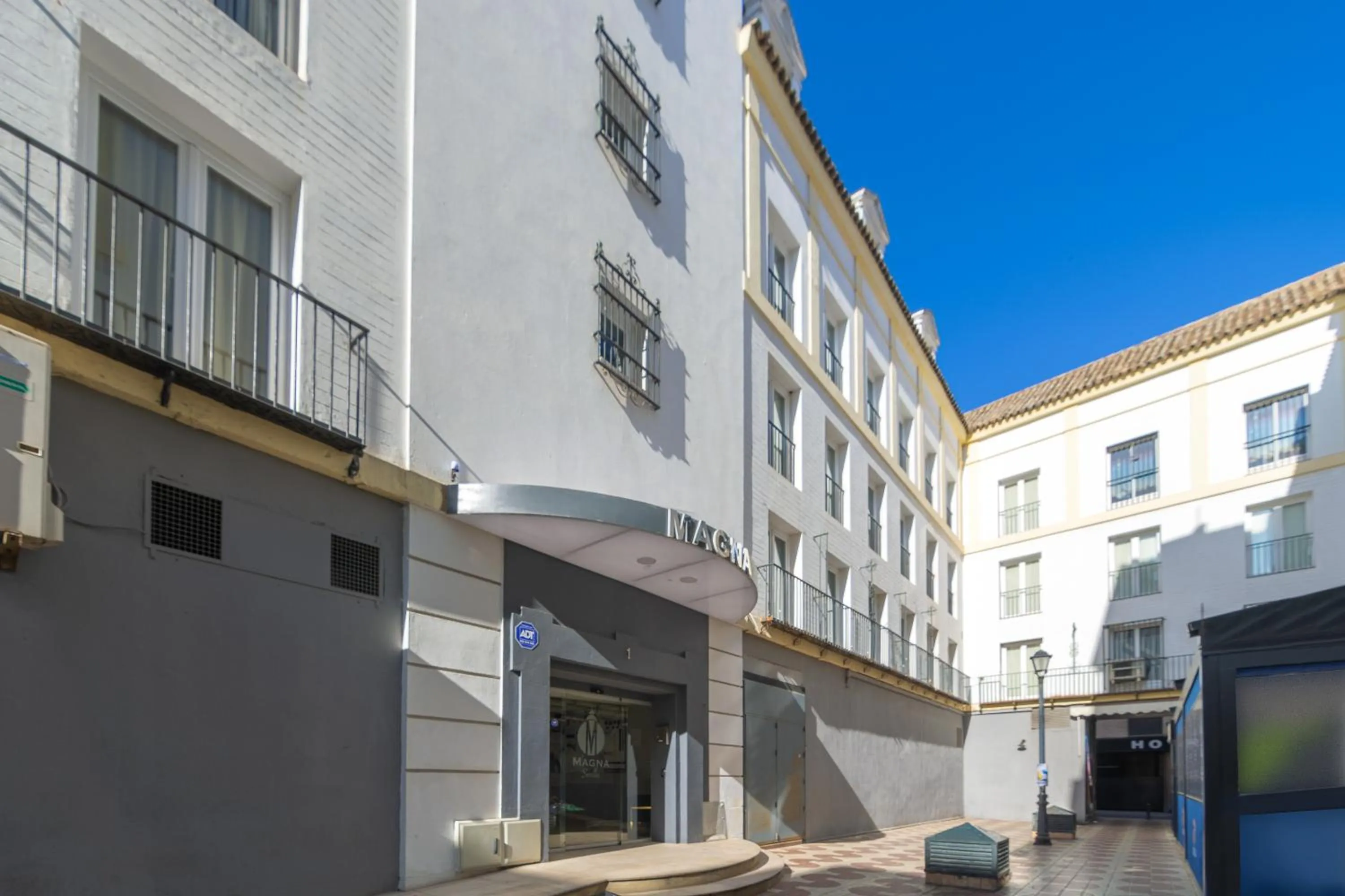 Property building in Apartamentos Magna Sevilla