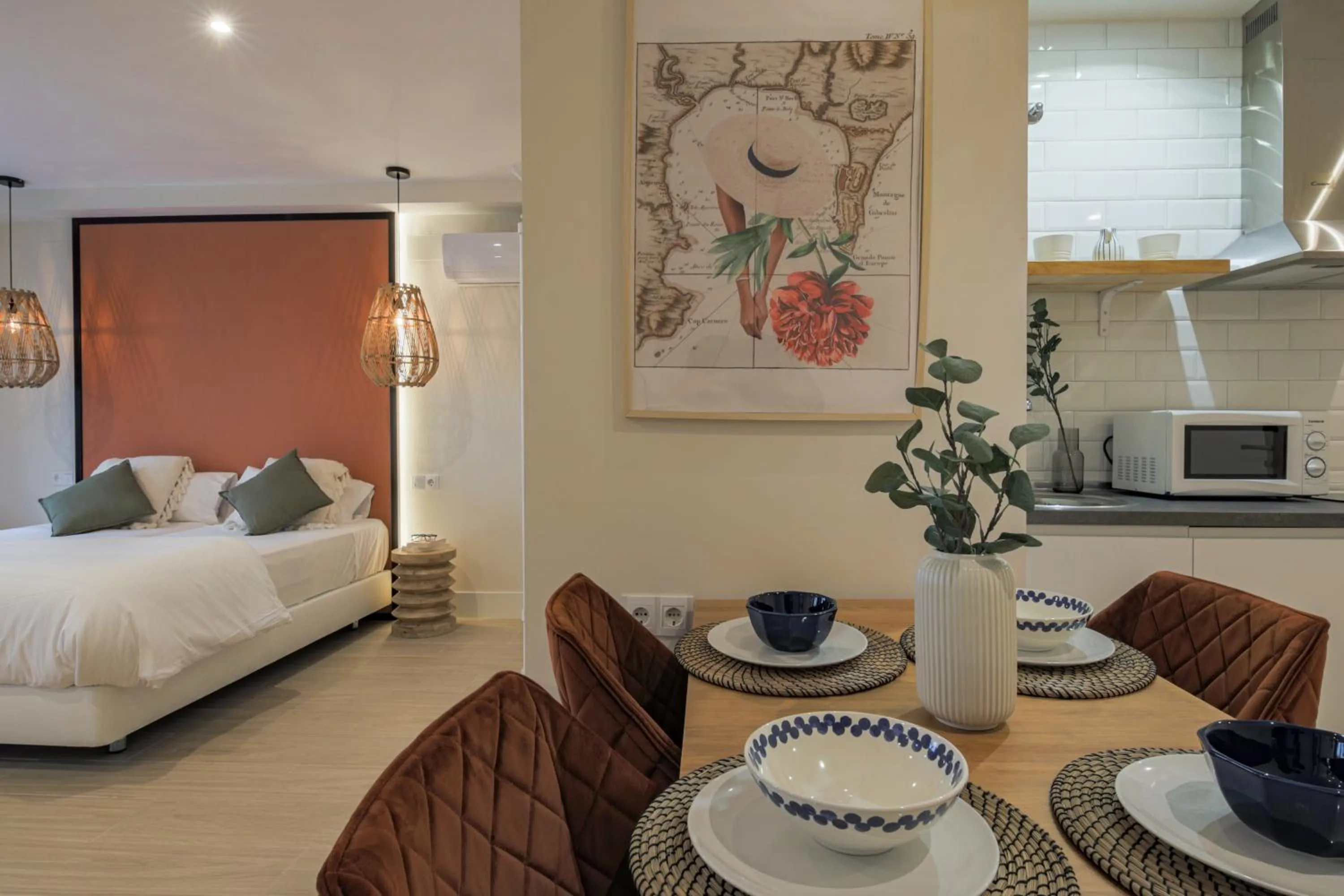 Kitchen or kitchenette, Bed in Apartamentos Magna Sevilla