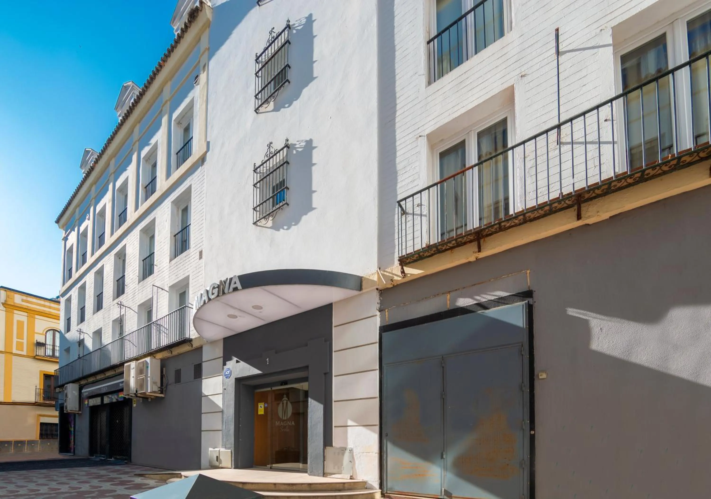 Property building in Apartamentos Magna Sevilla