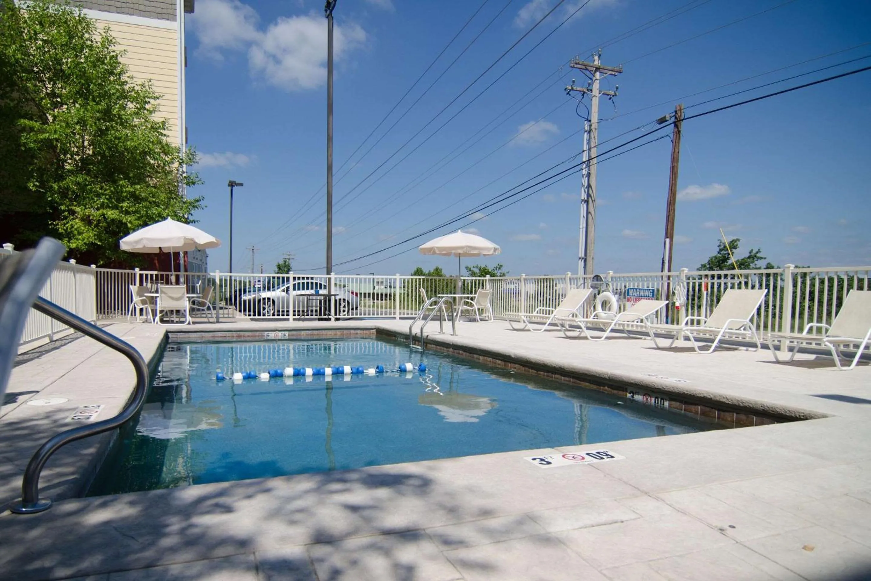Swimming pool in MainStay Suites St Robert - Fort Leonard Wood
