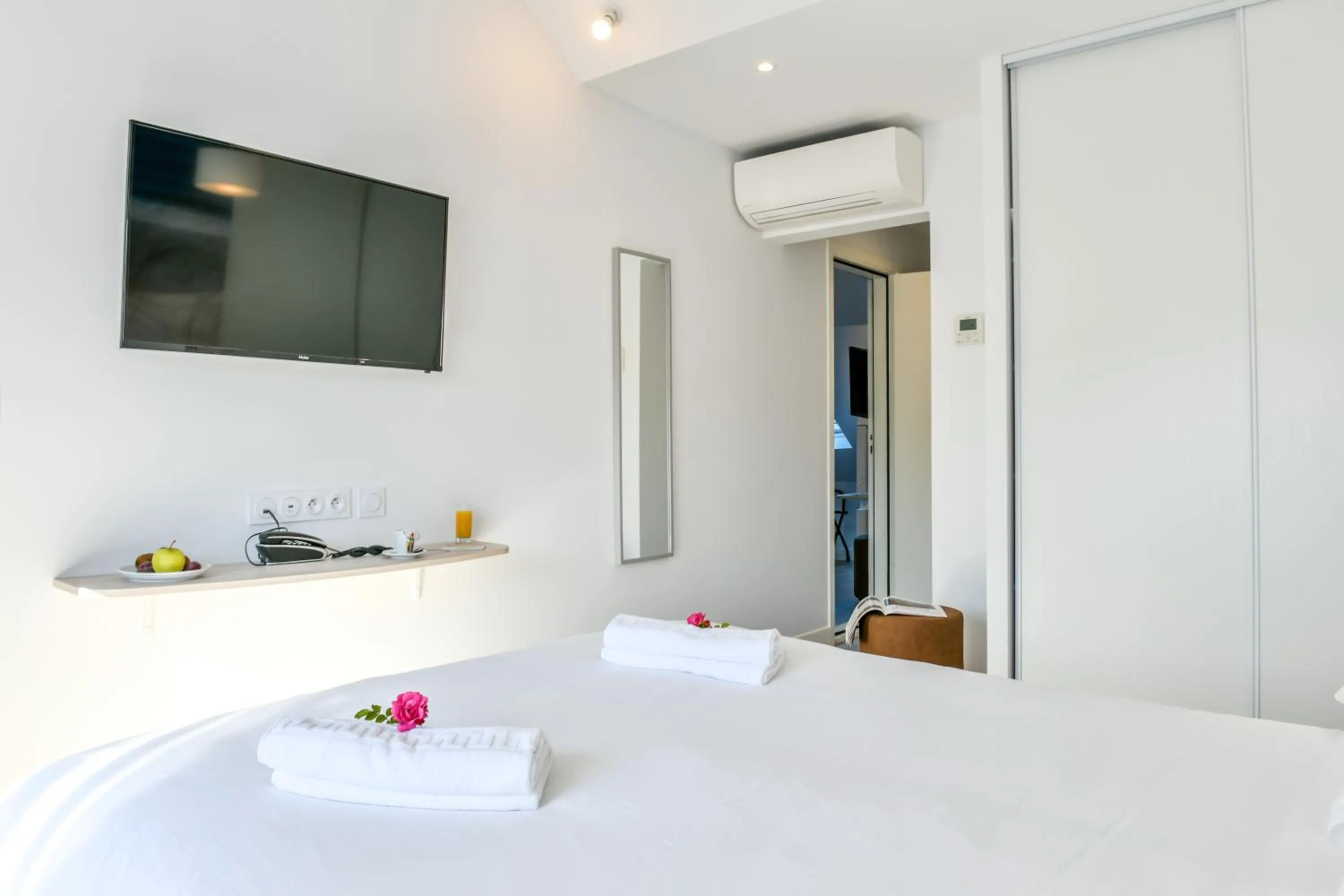 Bed in Les Vagues Hôtel Restaurant