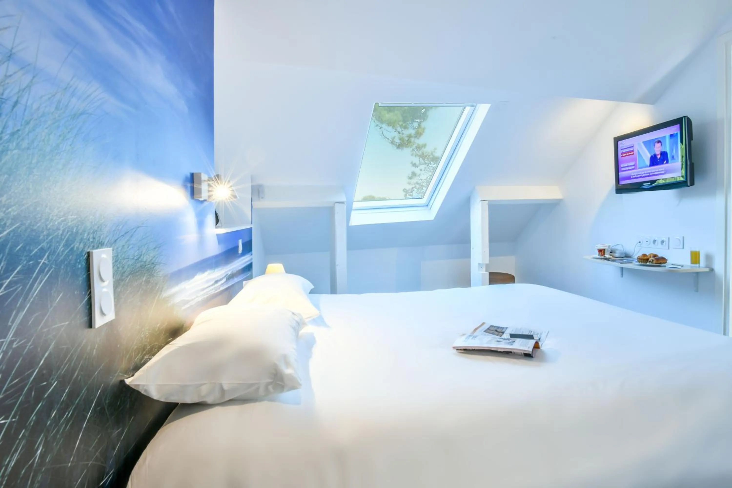 Photo of the whole room, Bed in Les Vagues Hôtel Restaurant