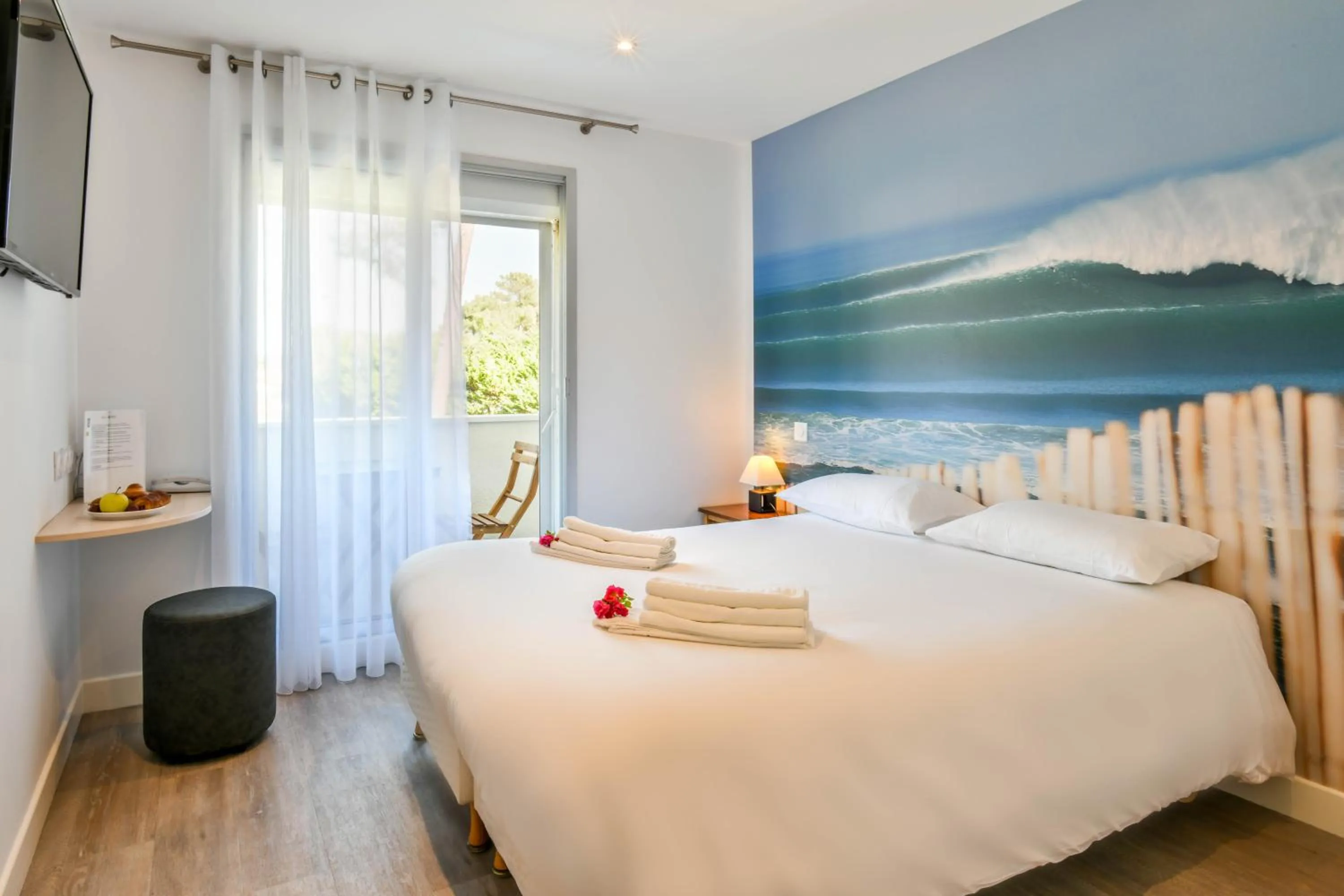 Photo of the whole room, Bed in Les Vagues Hôtel Restaurant