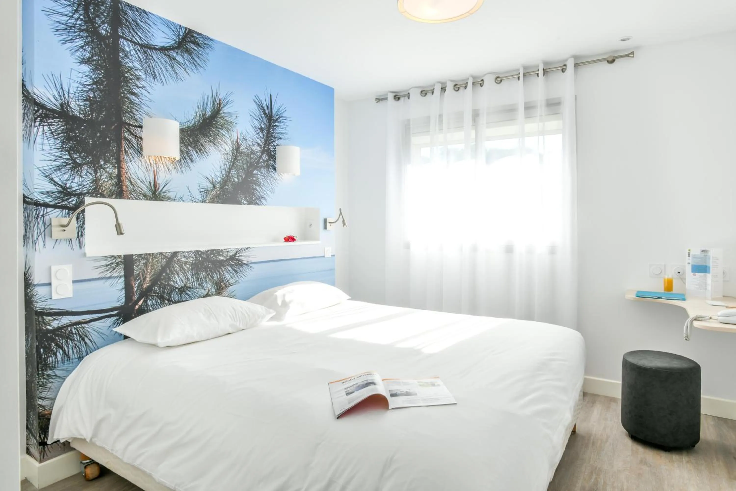 Photo of the whole room, Bed in Les Vagues Hôtel Restaurant