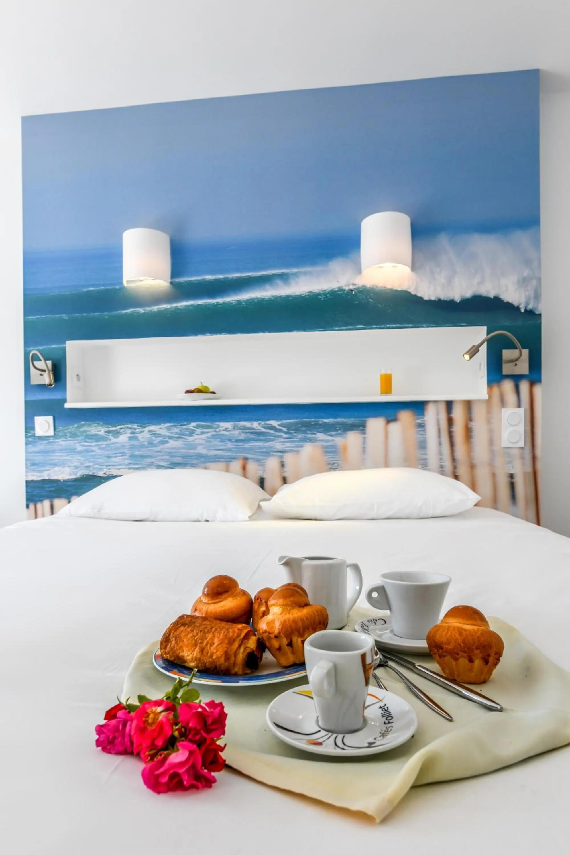 Breakfast, Bed in Les Vagues Hôtel Restaurant