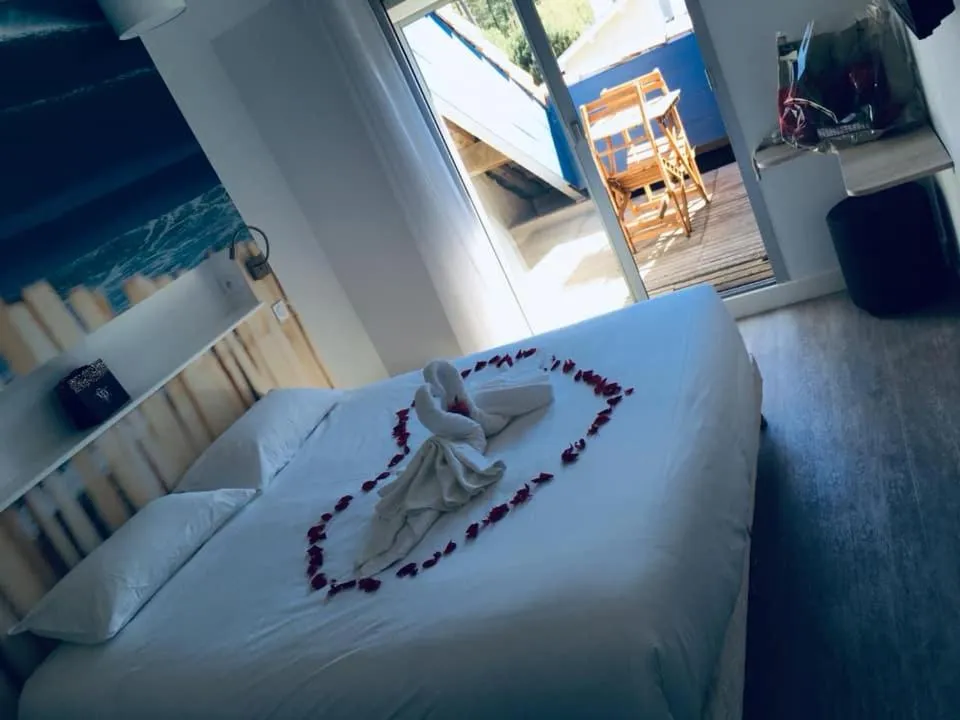 Bed in Les Vagues Hôtel Restaurant
