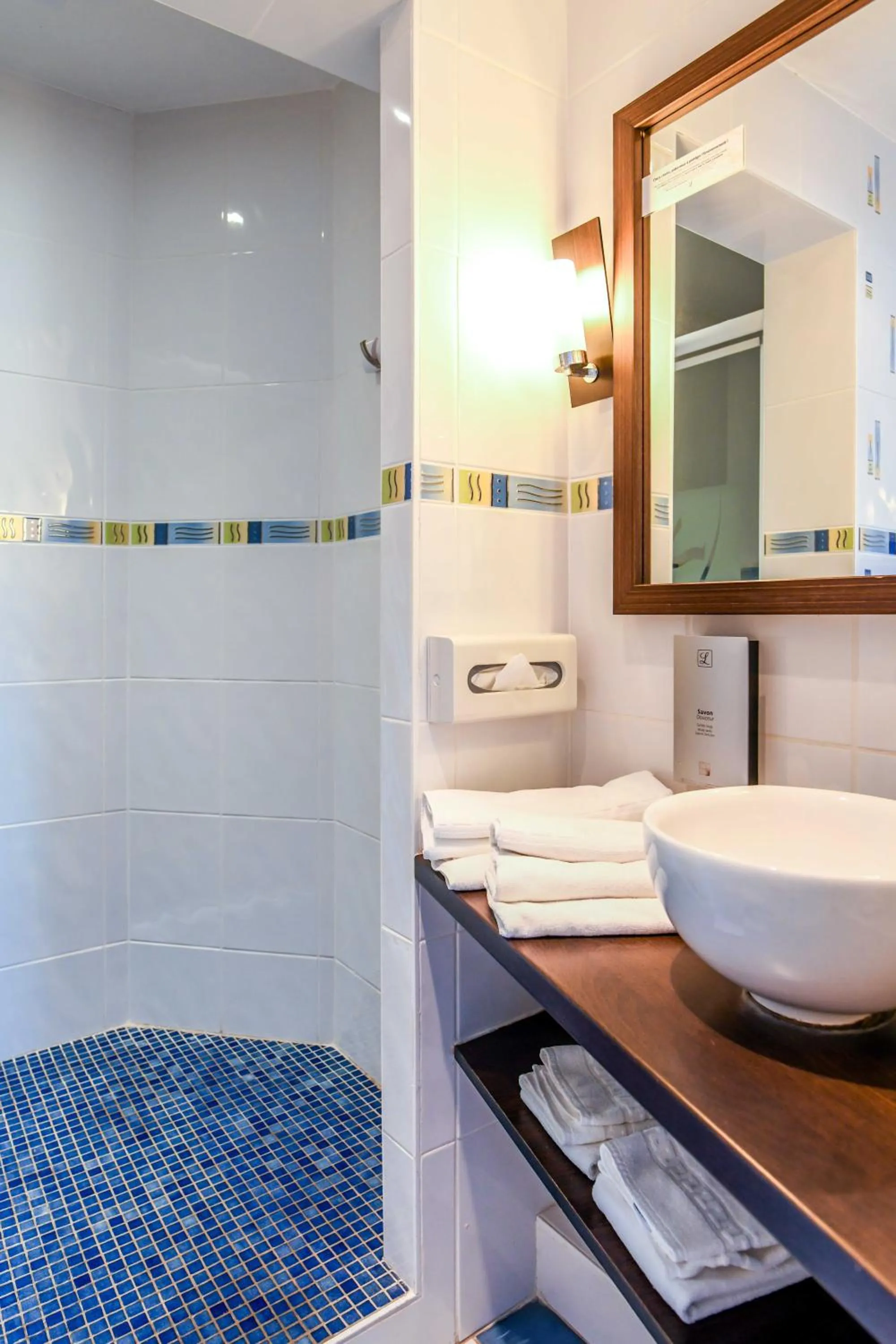 Shower in Les Vagues Hôtel Restaurant