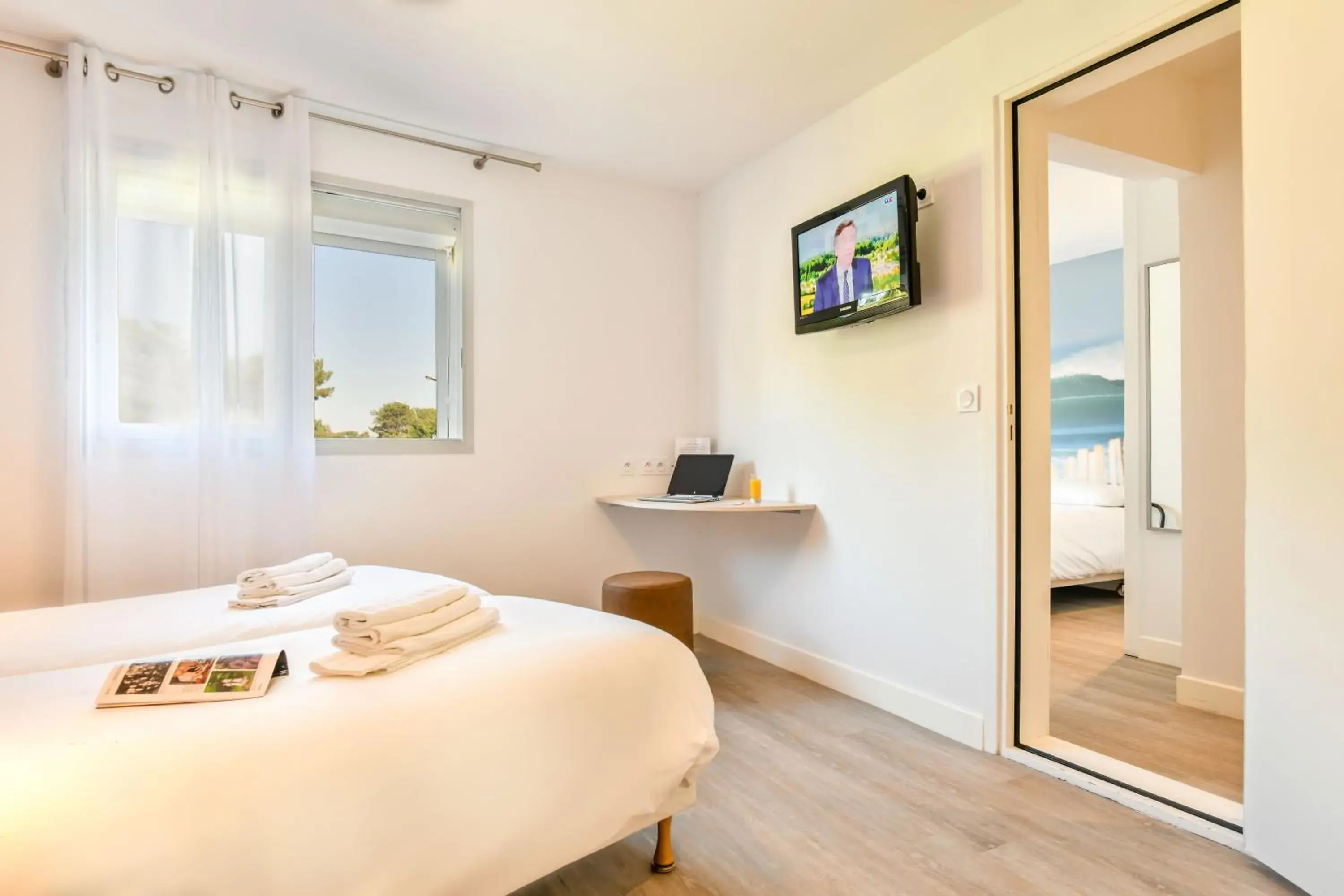 Standard Connecting Triple Room in Les Vagues Hôtel Restaurant Standard Connecting Triple Room in Les Vagues Hôtel Restaurant