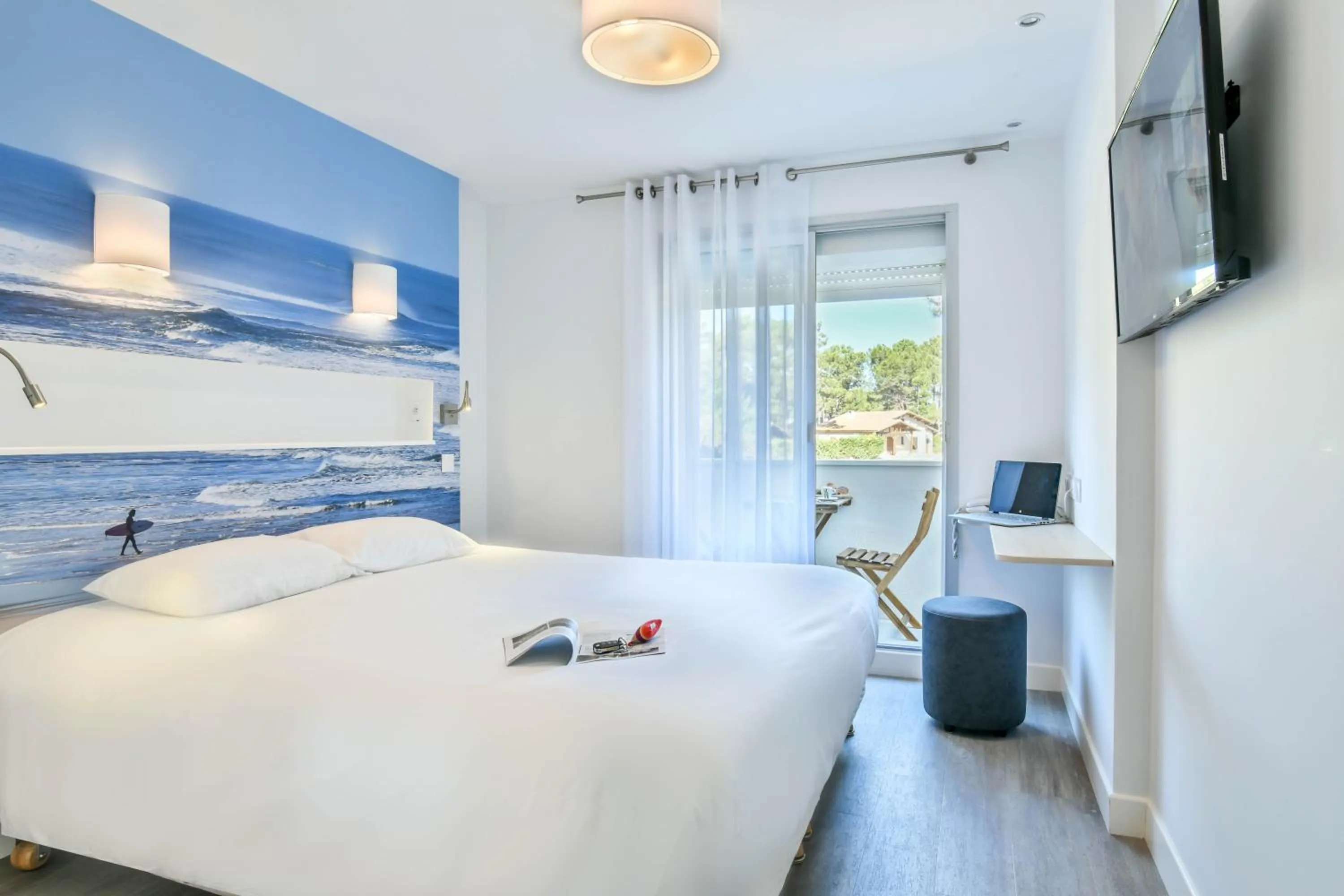 Photo of the whole room, Bed in Les Vagues Hôtel Restaurant