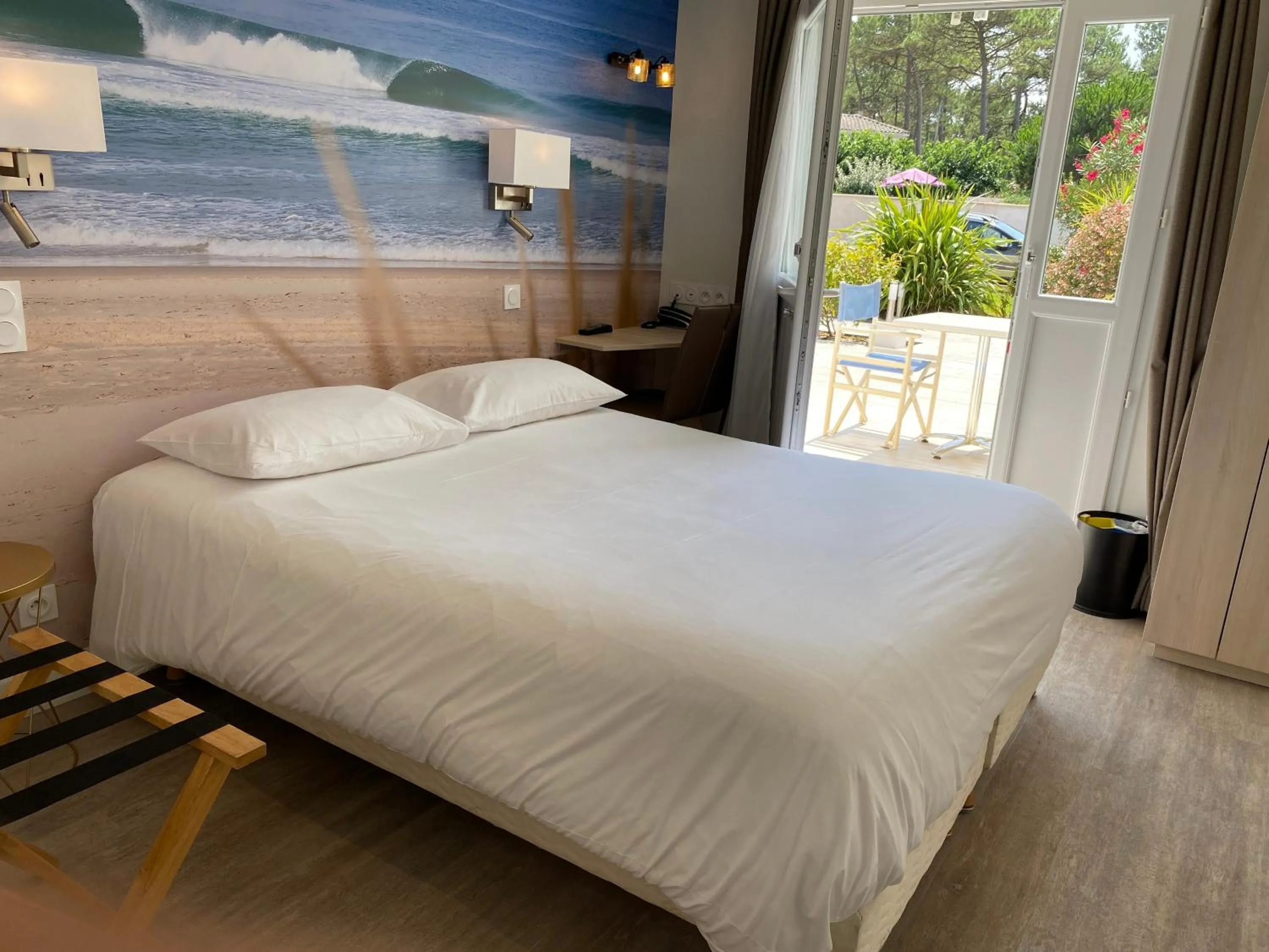 Bed in Les Vagues Hôtel Restaurant