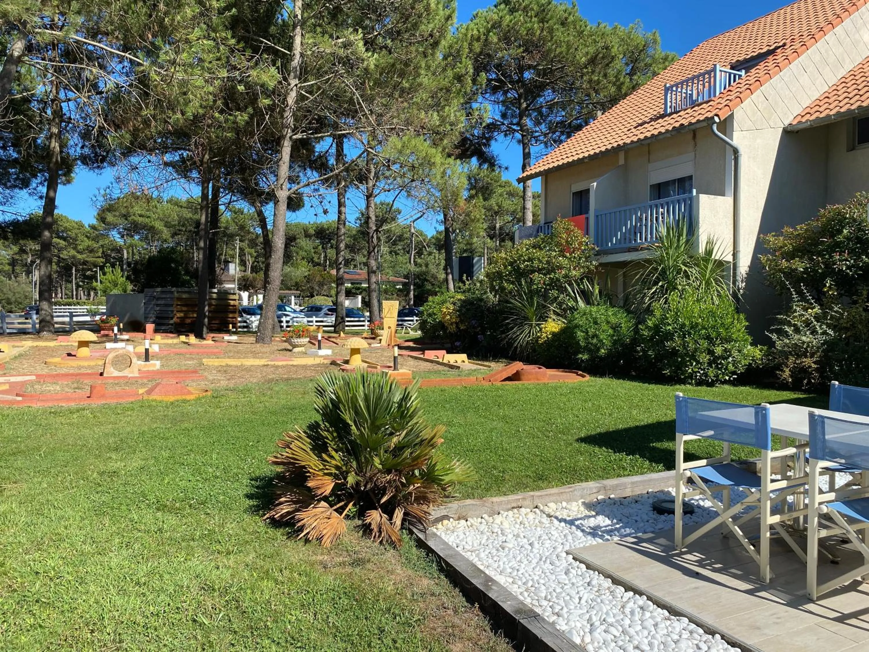 Property building in Les Vagues Hôtel Restaurant