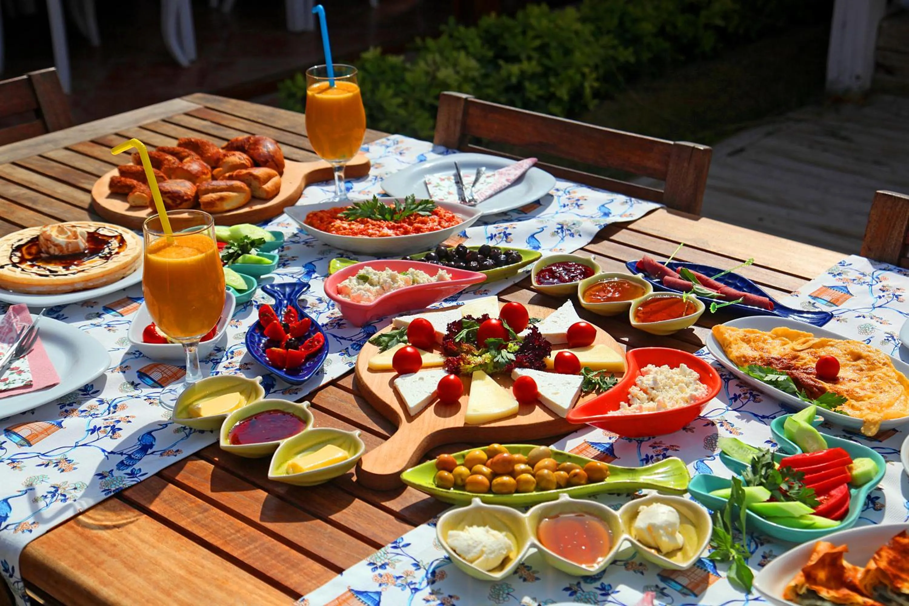 Restaurant/places to eat in Kemerlihan Deluxe Hotel