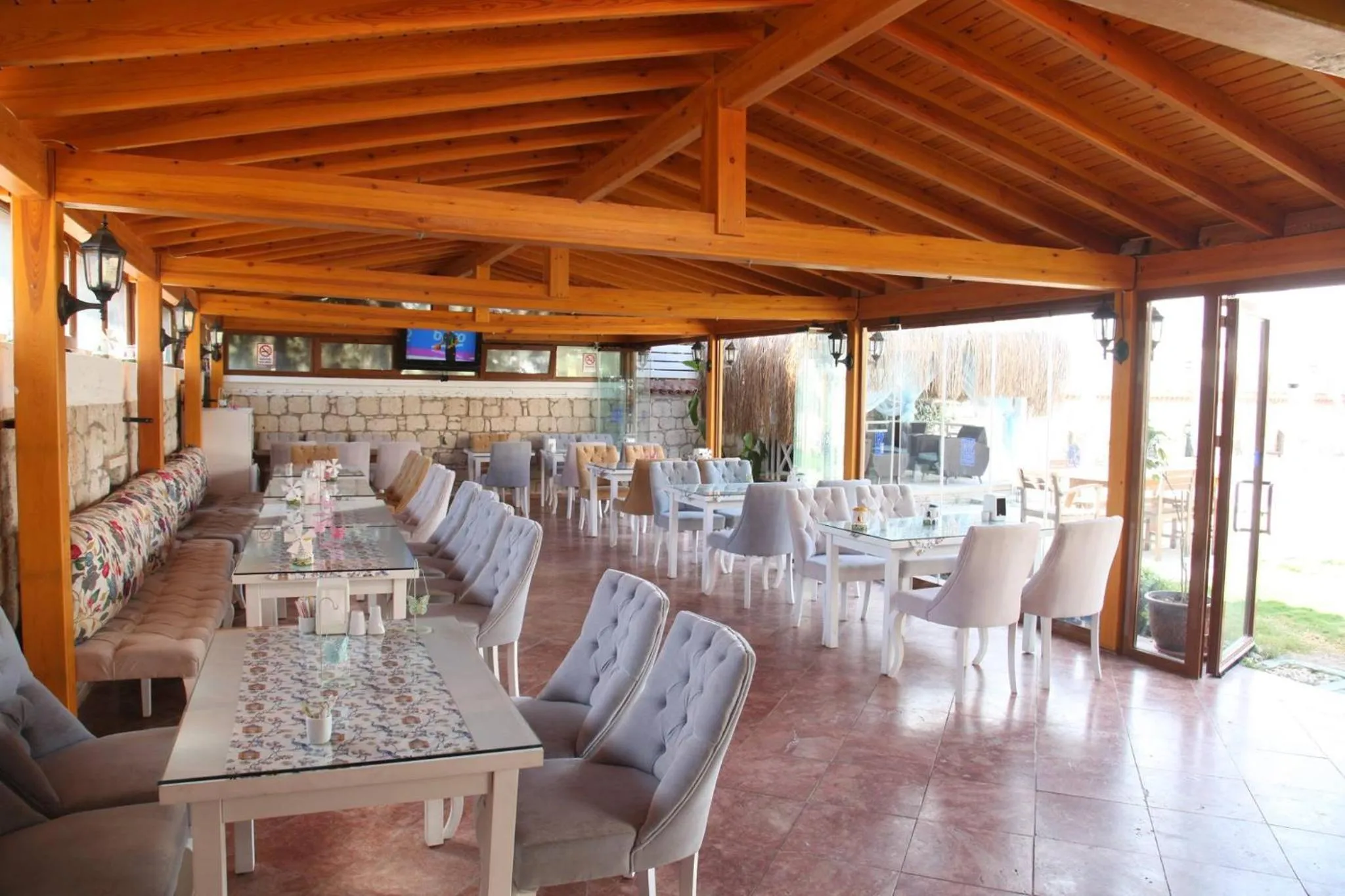 Restaurant/places to eat in Kemerlihan Deluxe Hotel