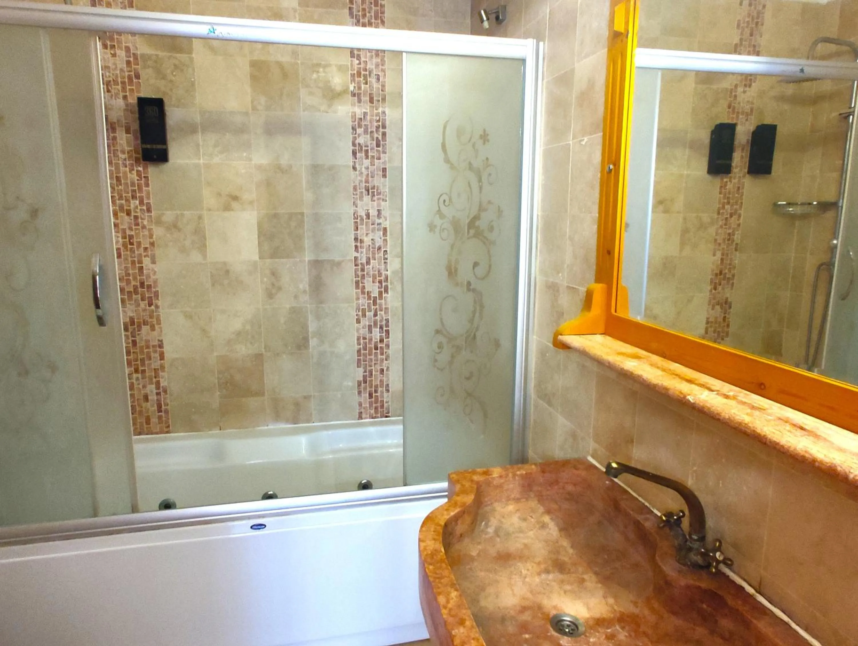 Bathroom in Kemerlihan Deluxe Hotel