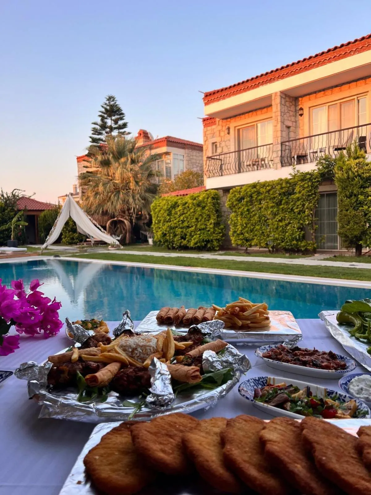 Restaurant/places to eat in Kemerlihan Deluxe Hotel