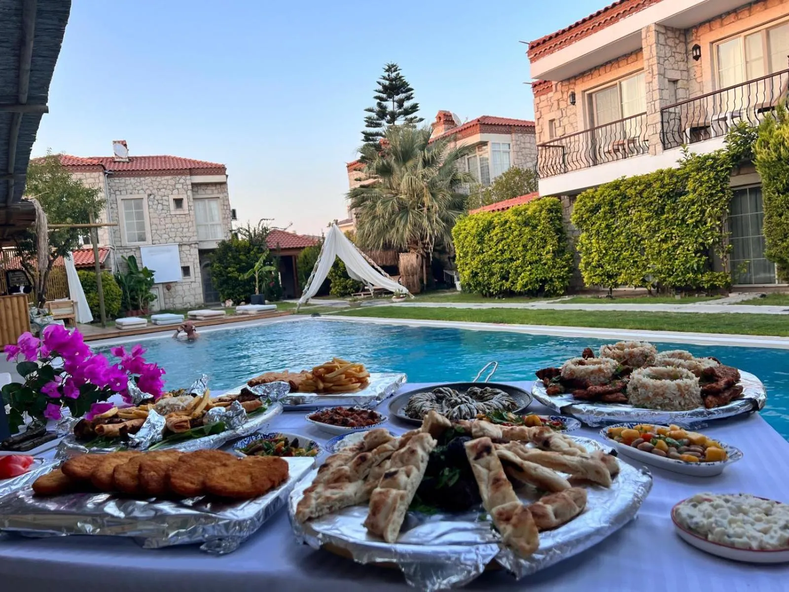 Restaurant/places to eat in Kemerlihan Deluxe Hotel