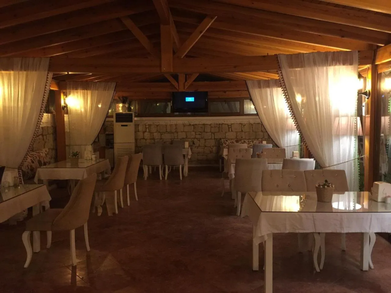 Restaurant/places to eat in Kemerlihan Deluxe Hotel