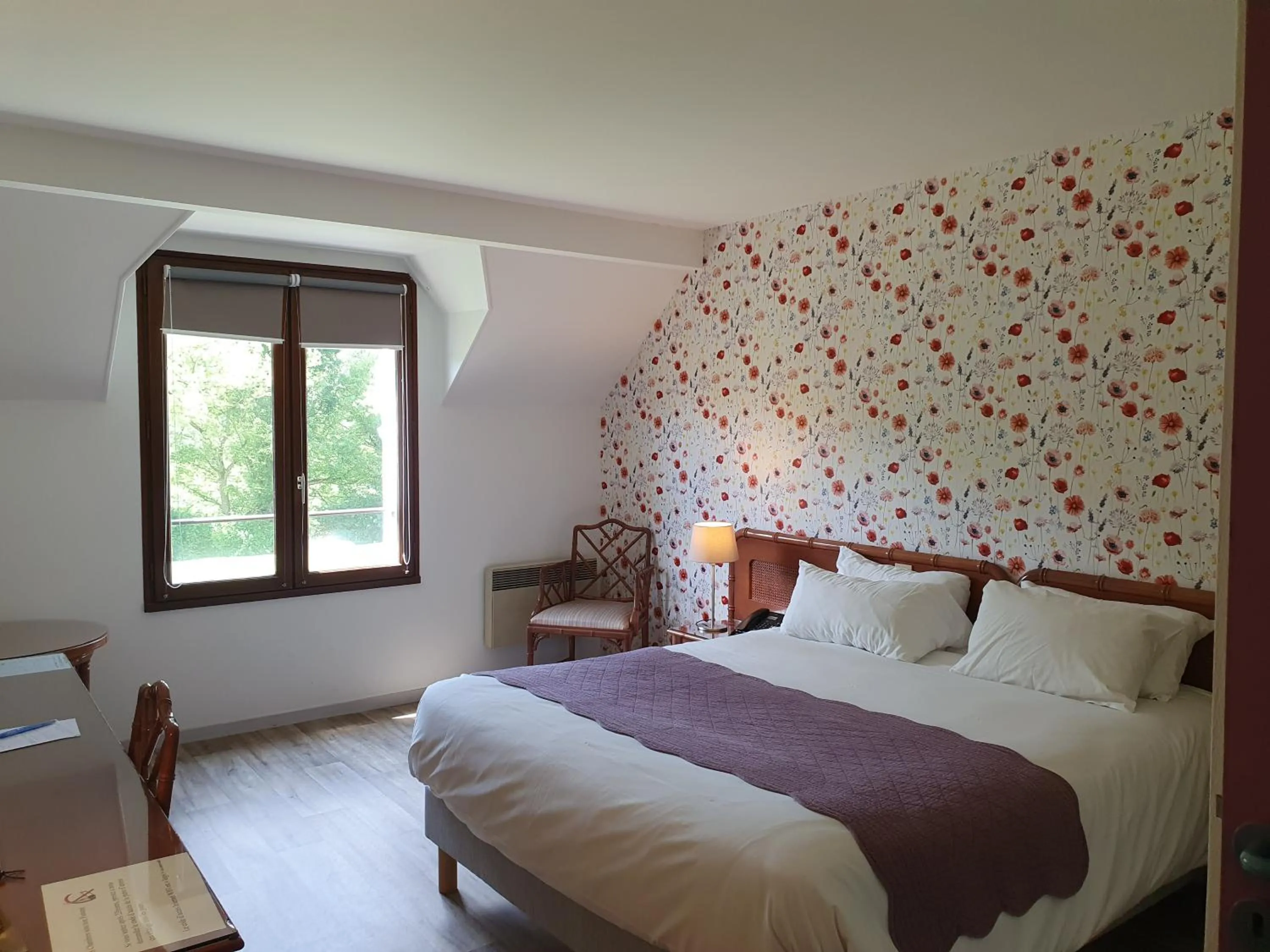 Photo of the whole room, Bed in Logis Le Relais De Pouilly