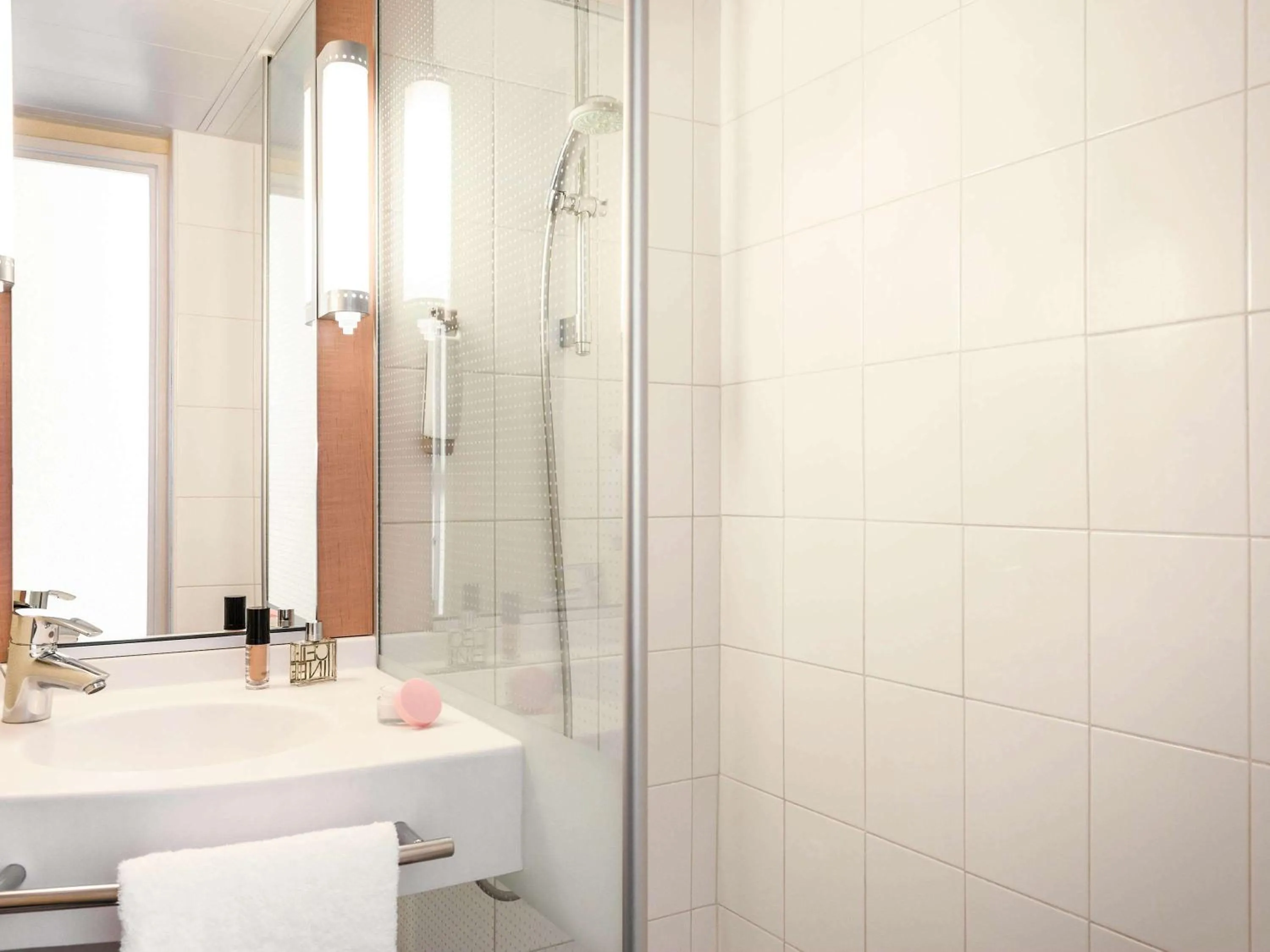 Photo of the whole room, Bathroom in ibis Paris Porte de Bagnolet