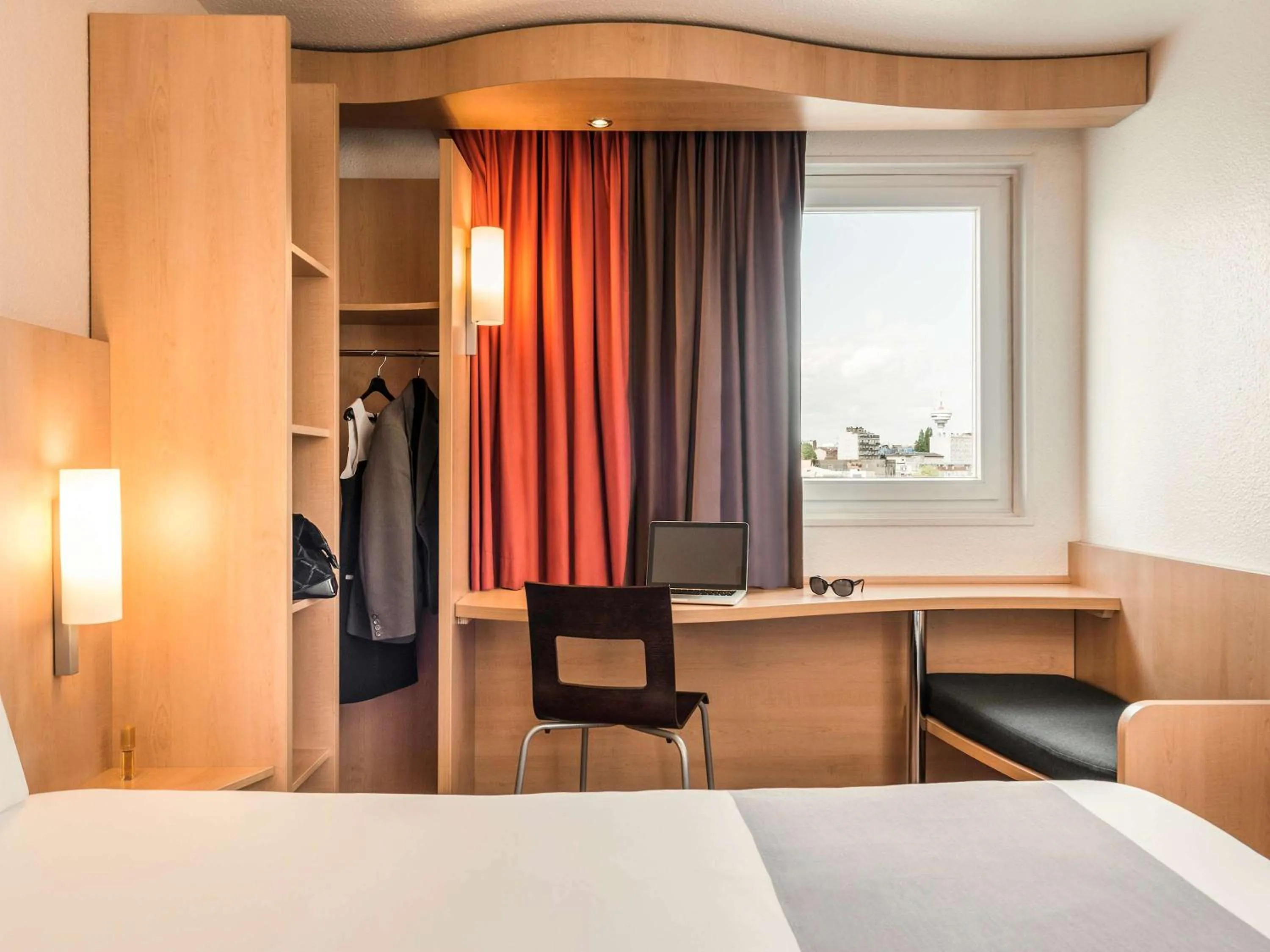 Photo of the whole room in ibis Paris Porte de Bagnolet