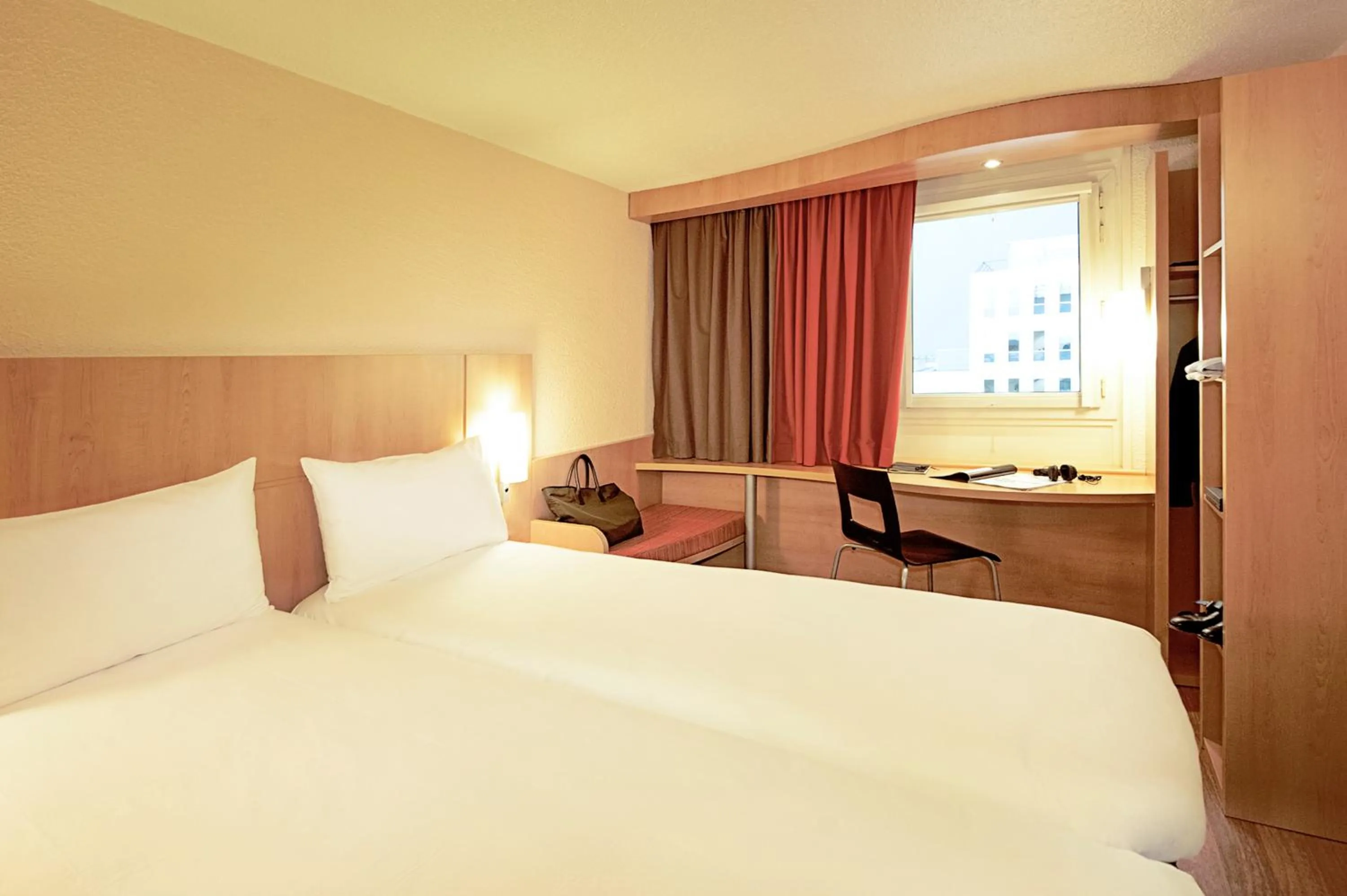 Photo of the whole room in ibis Paris Porte de Bagnolet
