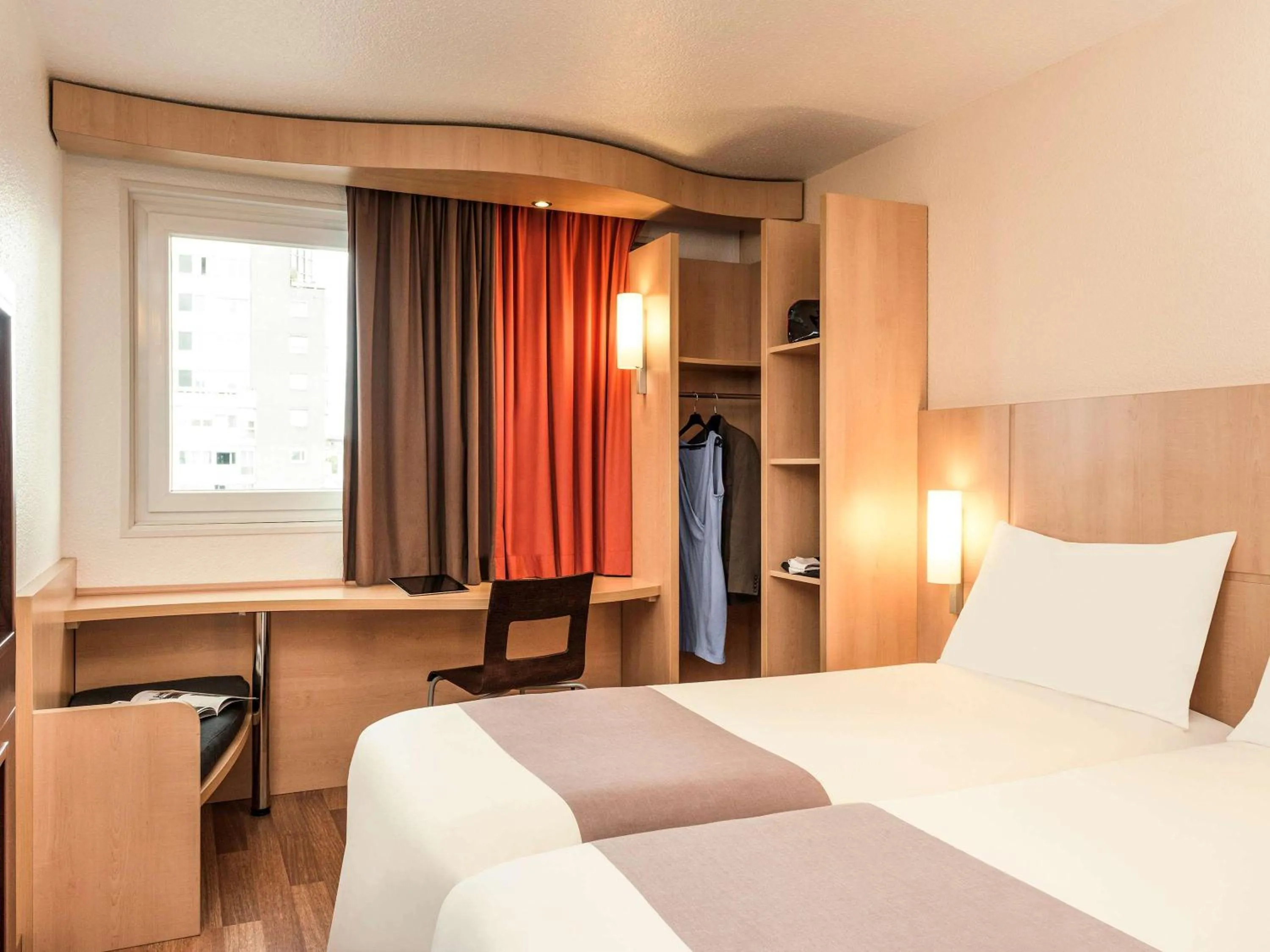 Photo of the whole room in ibis Paris Porte de Bagnolet