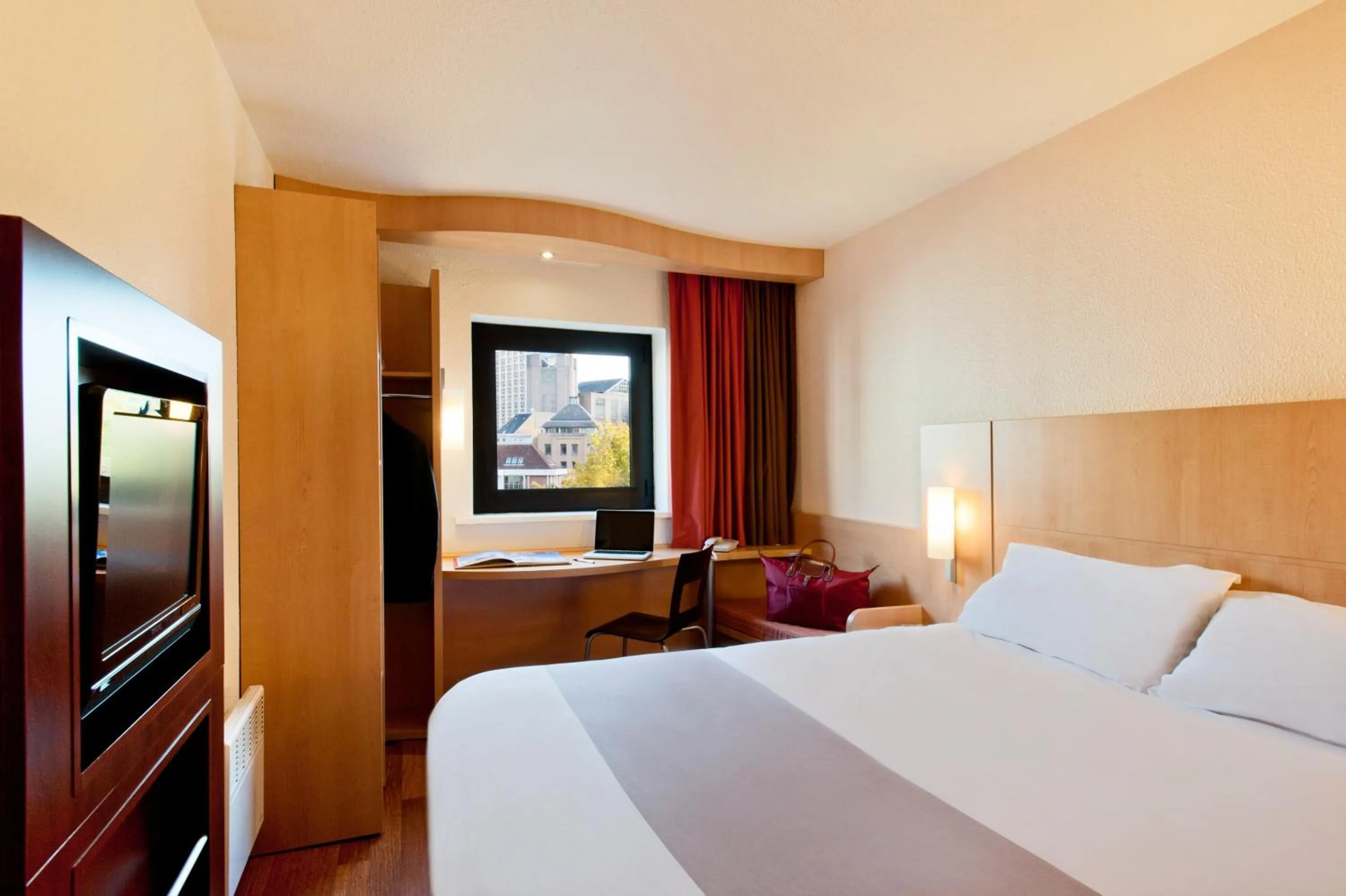Photo of the whole room in ibis Paris Porte de Bagnolet