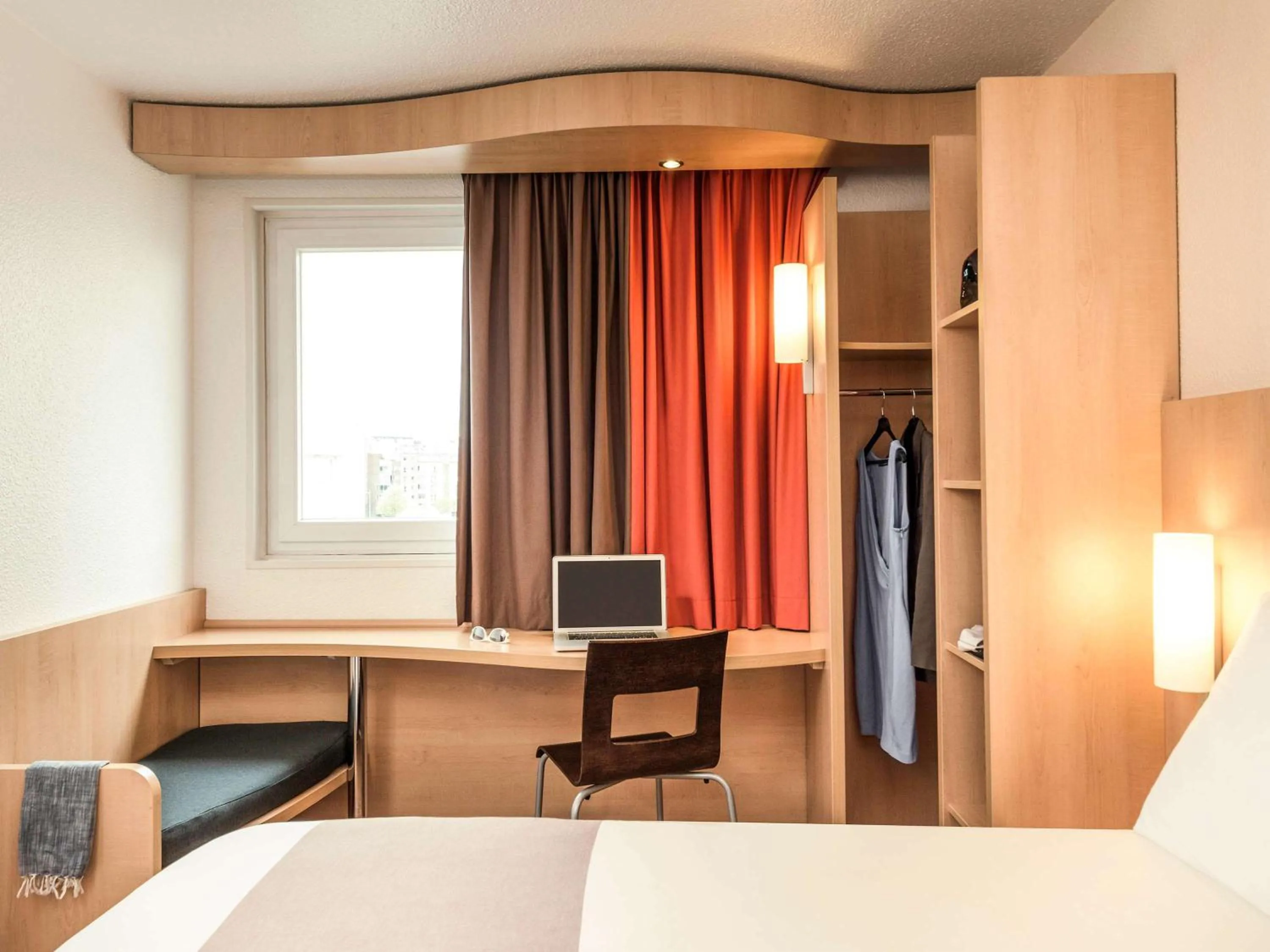 Photo of the whole room, TV/Entertainment Center in ibis Paris Porte de Bagnolet