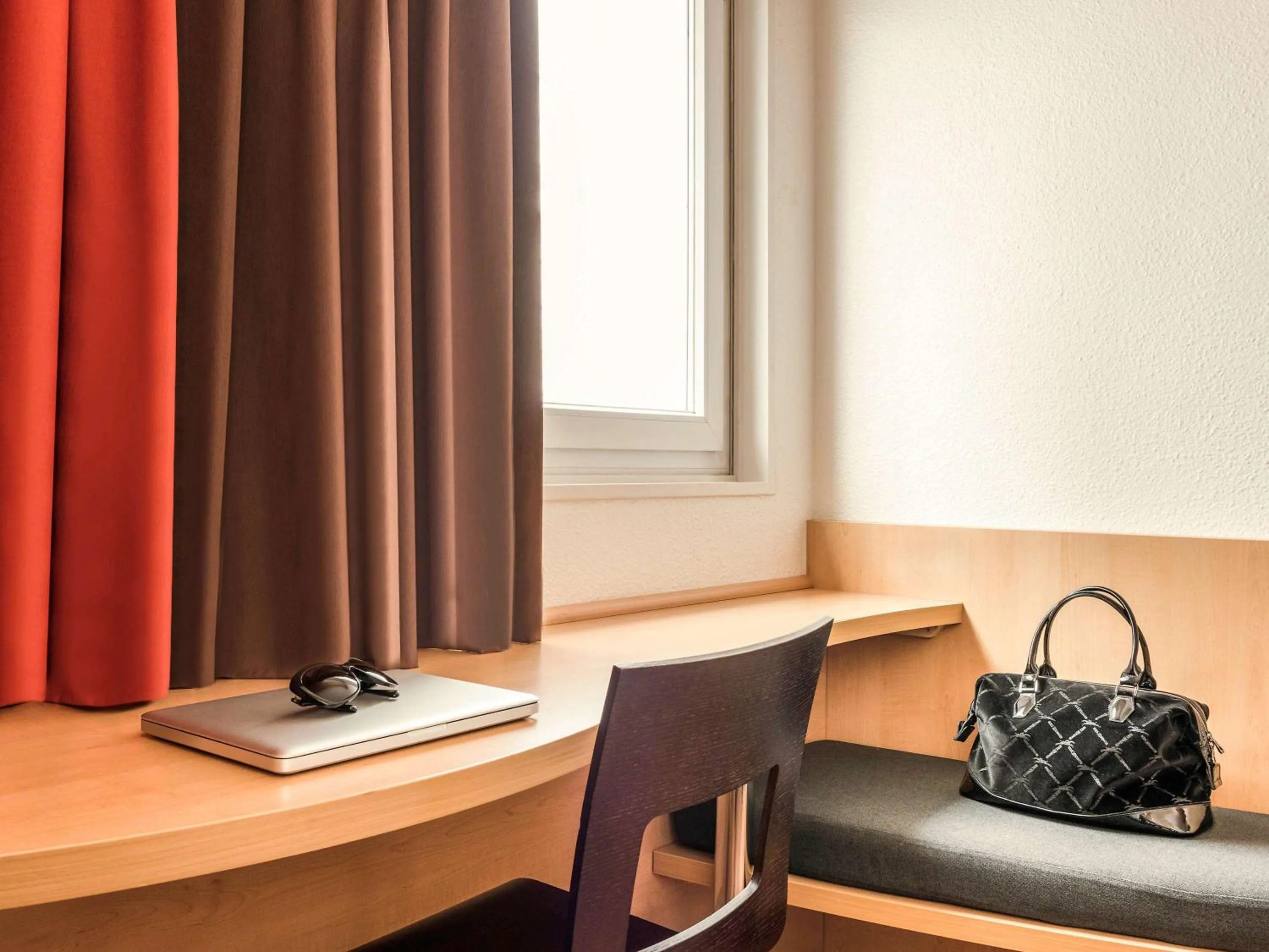 Photo of the whole room, Kitchen/Kitchenette in ibis Paris Porte de Bagnolet