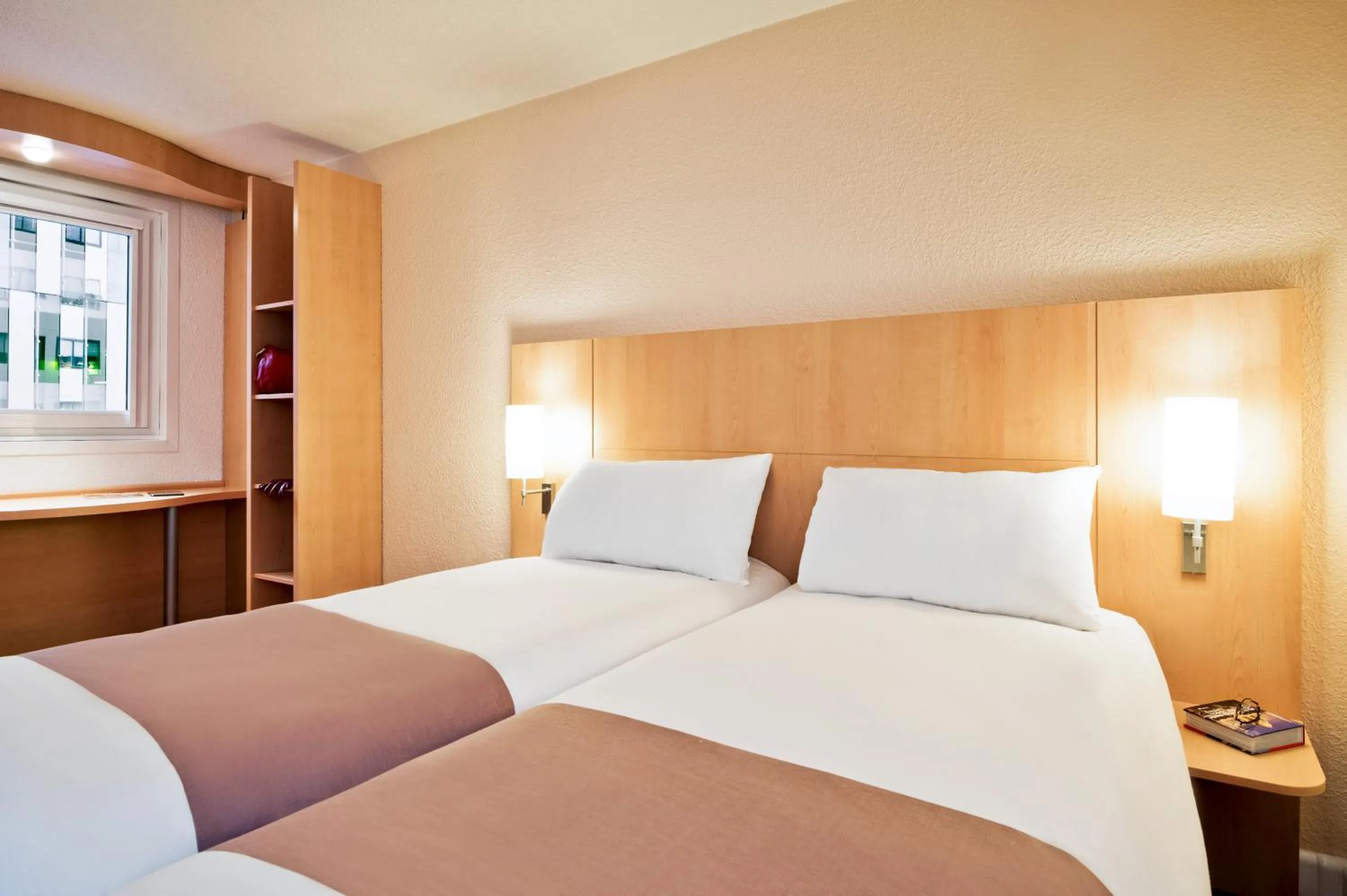 Bed in ibis Paris Porte de Bagnolet