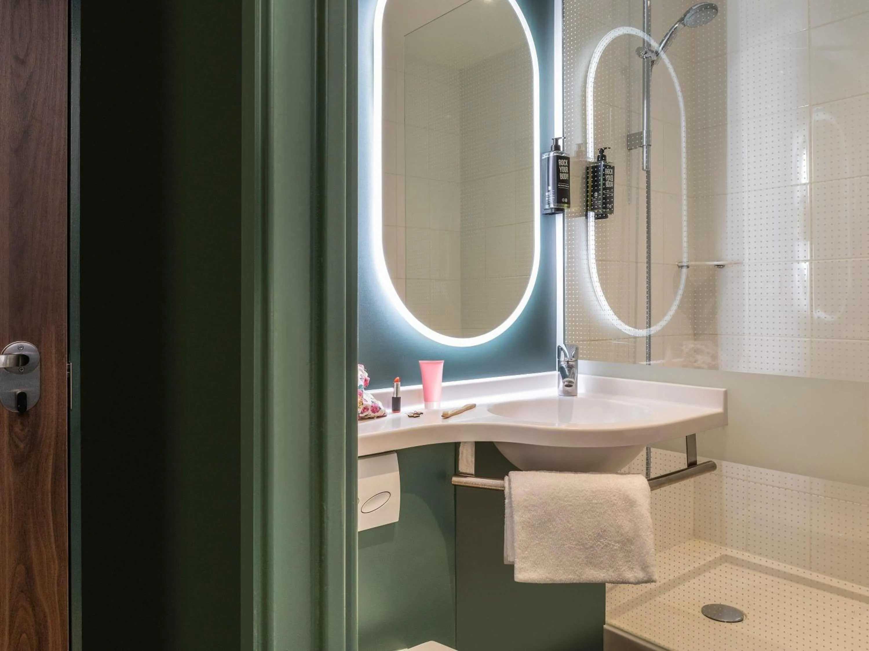 Bedroom in ibis Maine Montparnasse