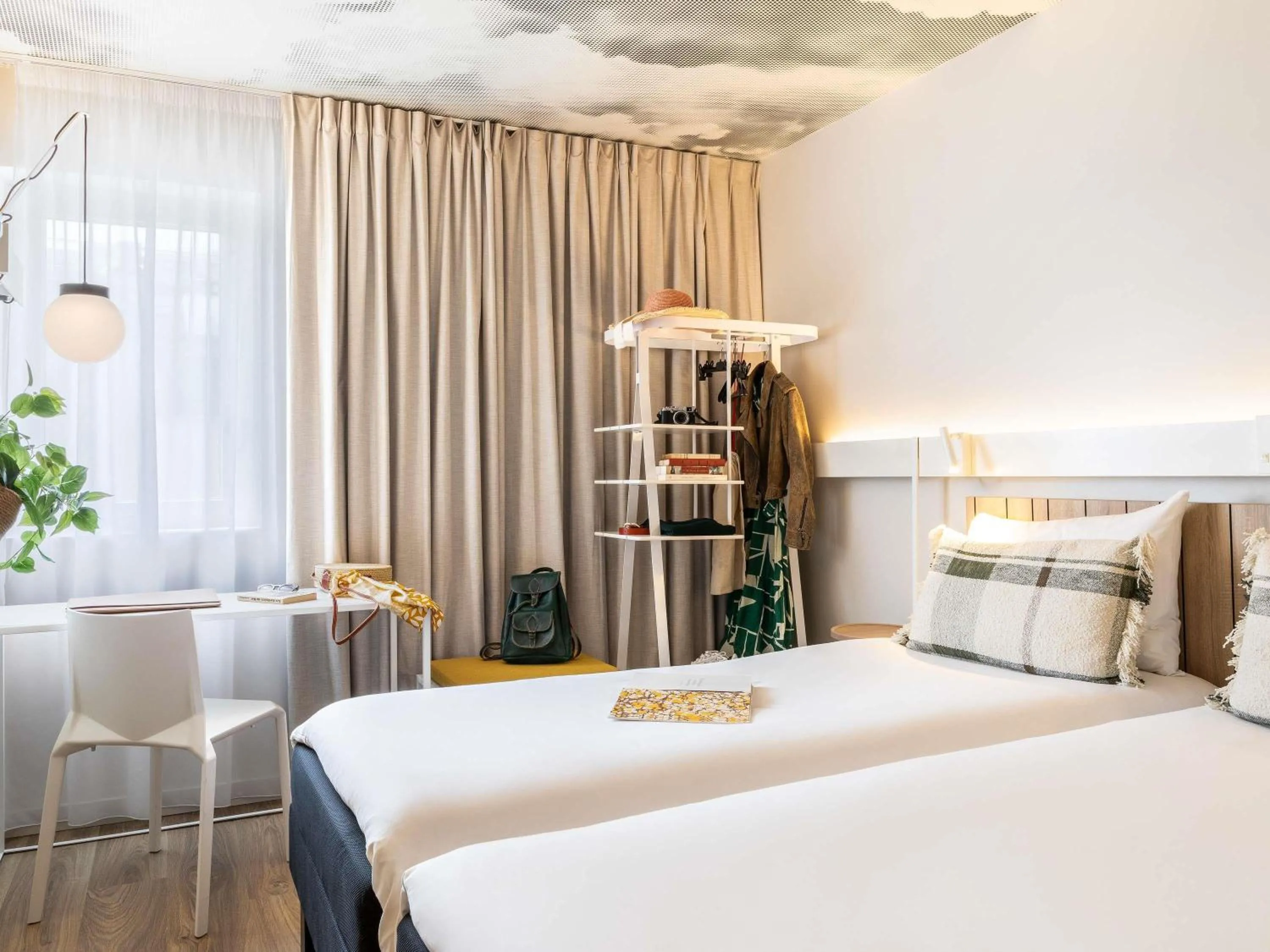 Bedroom, Bed in ibis Maine Montparnasse