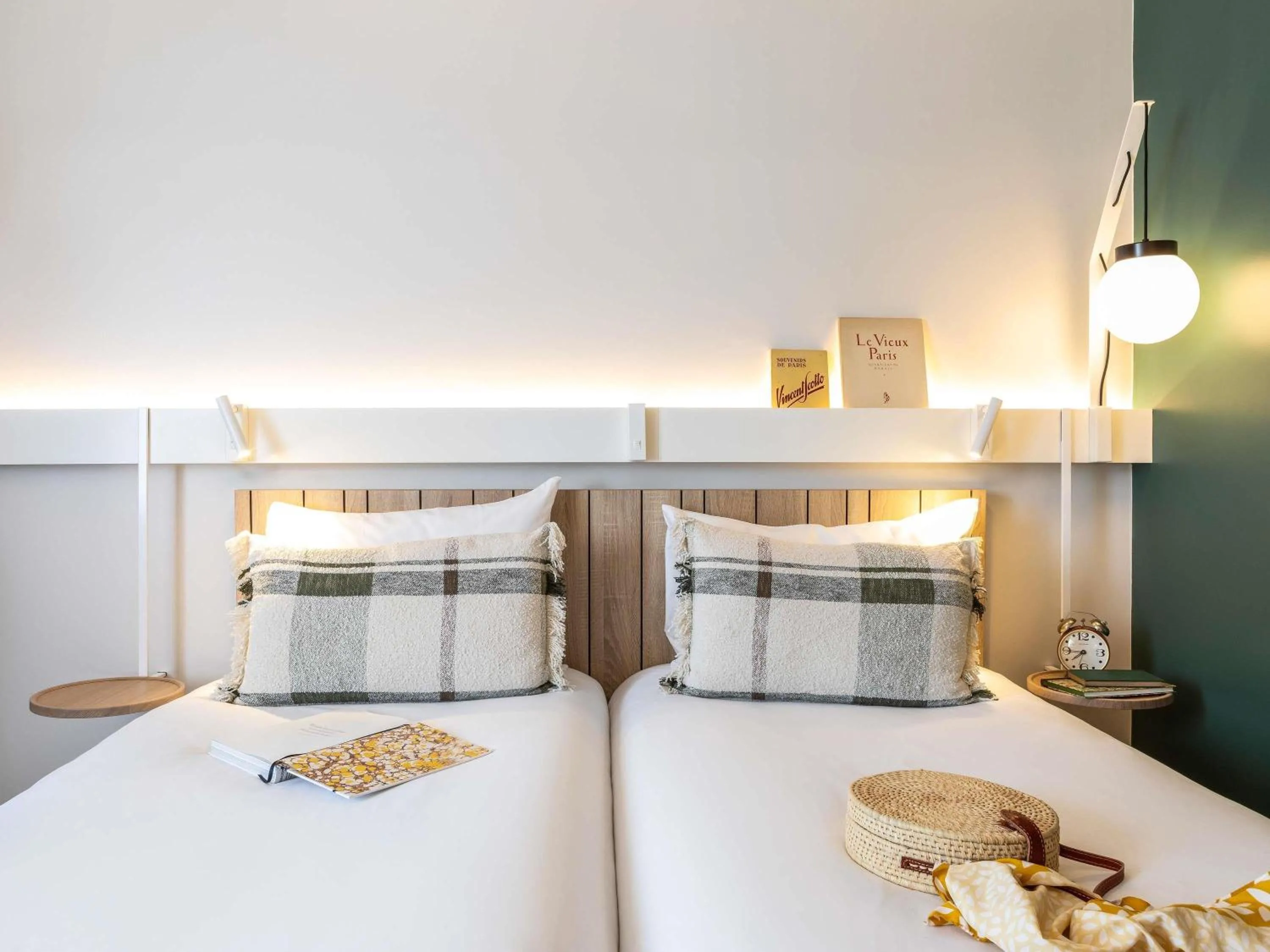 Bedroom, Bed in ibis Maine Montparnasse