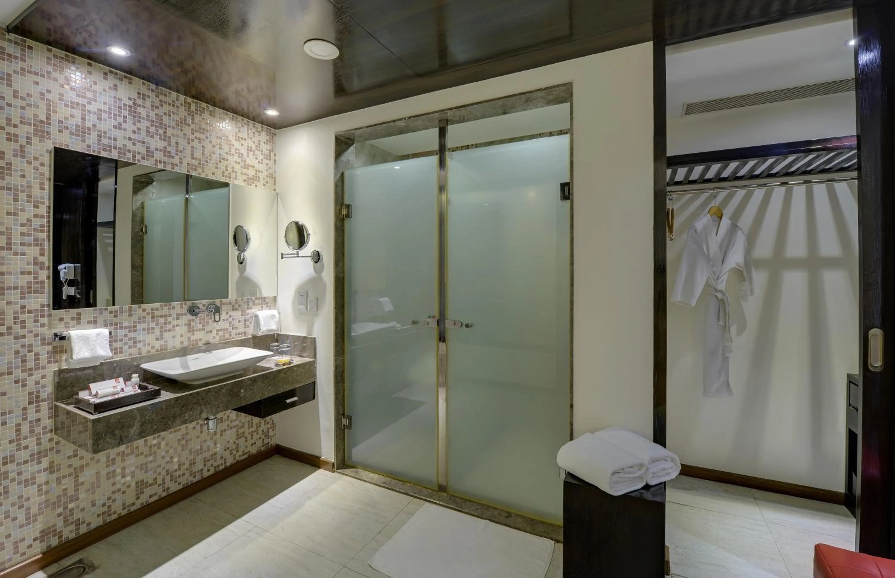 Shower, Bed in E Hotel