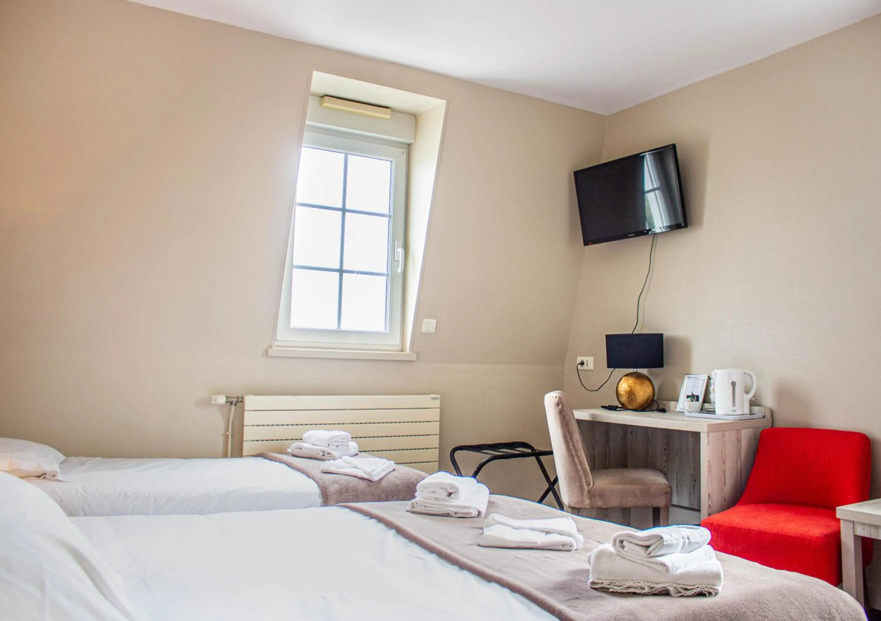 TV and multimedia, Bed in Hotel du Port et des Bains