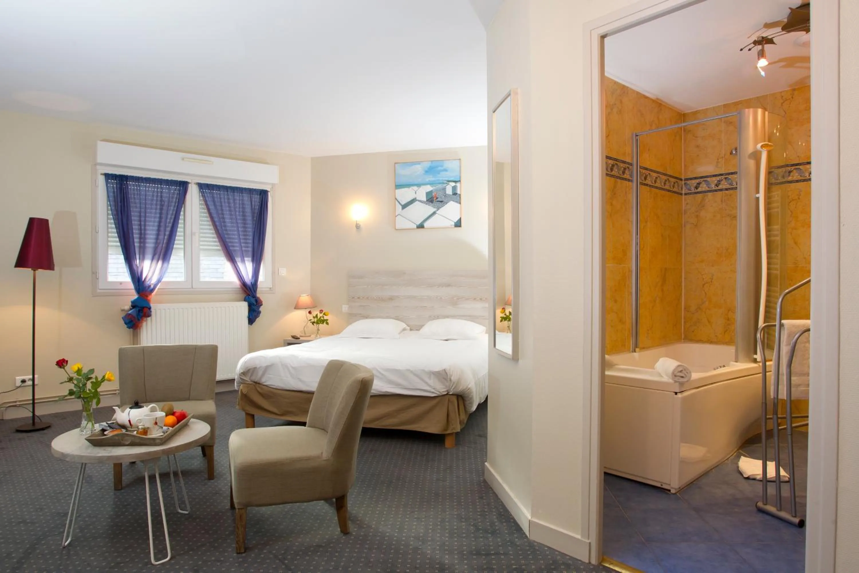 Photo of the whole room, Bed in Hotel du Port et des Bains
