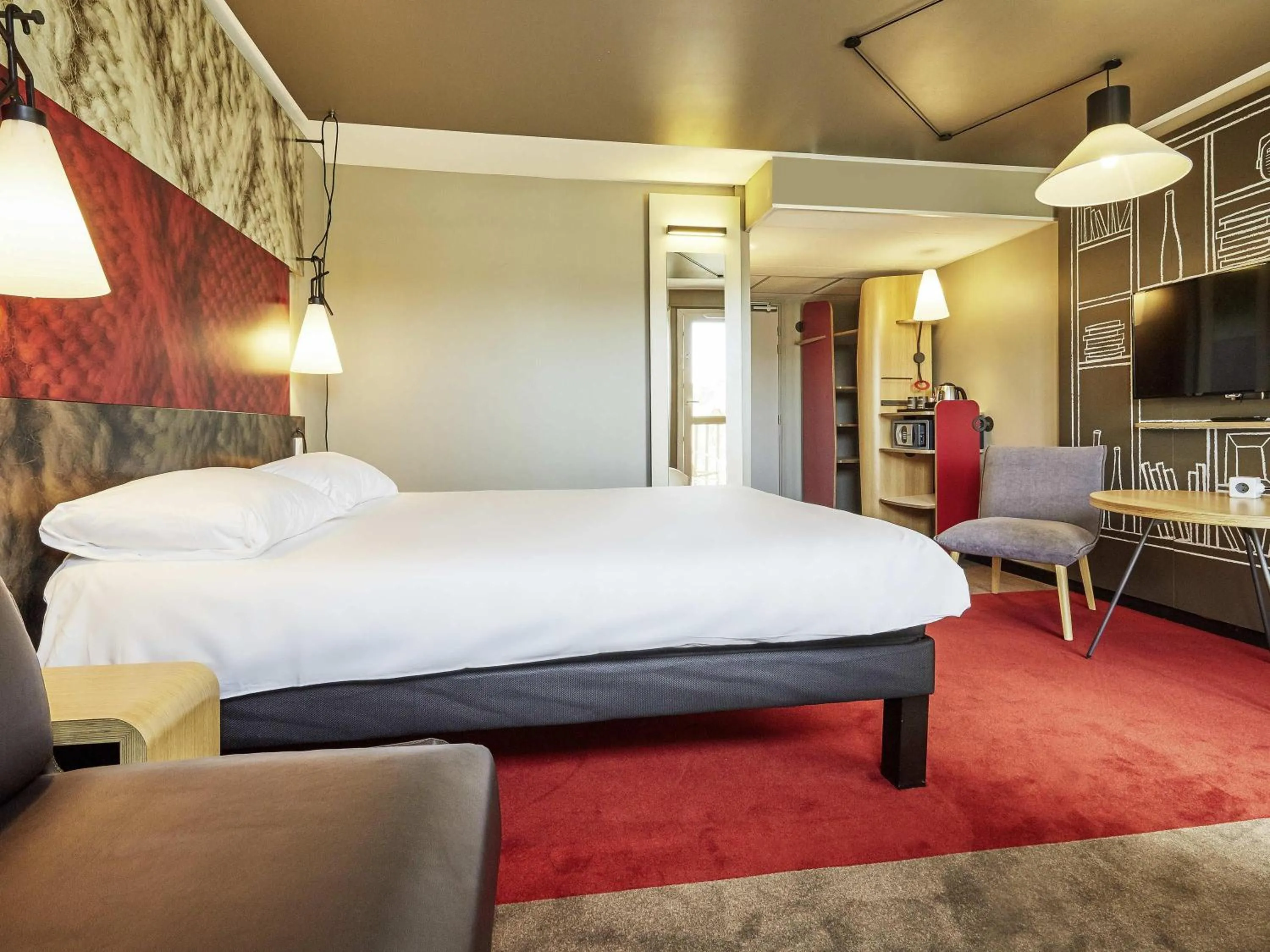 Bedroom, Bed in ibis Deauville Centre