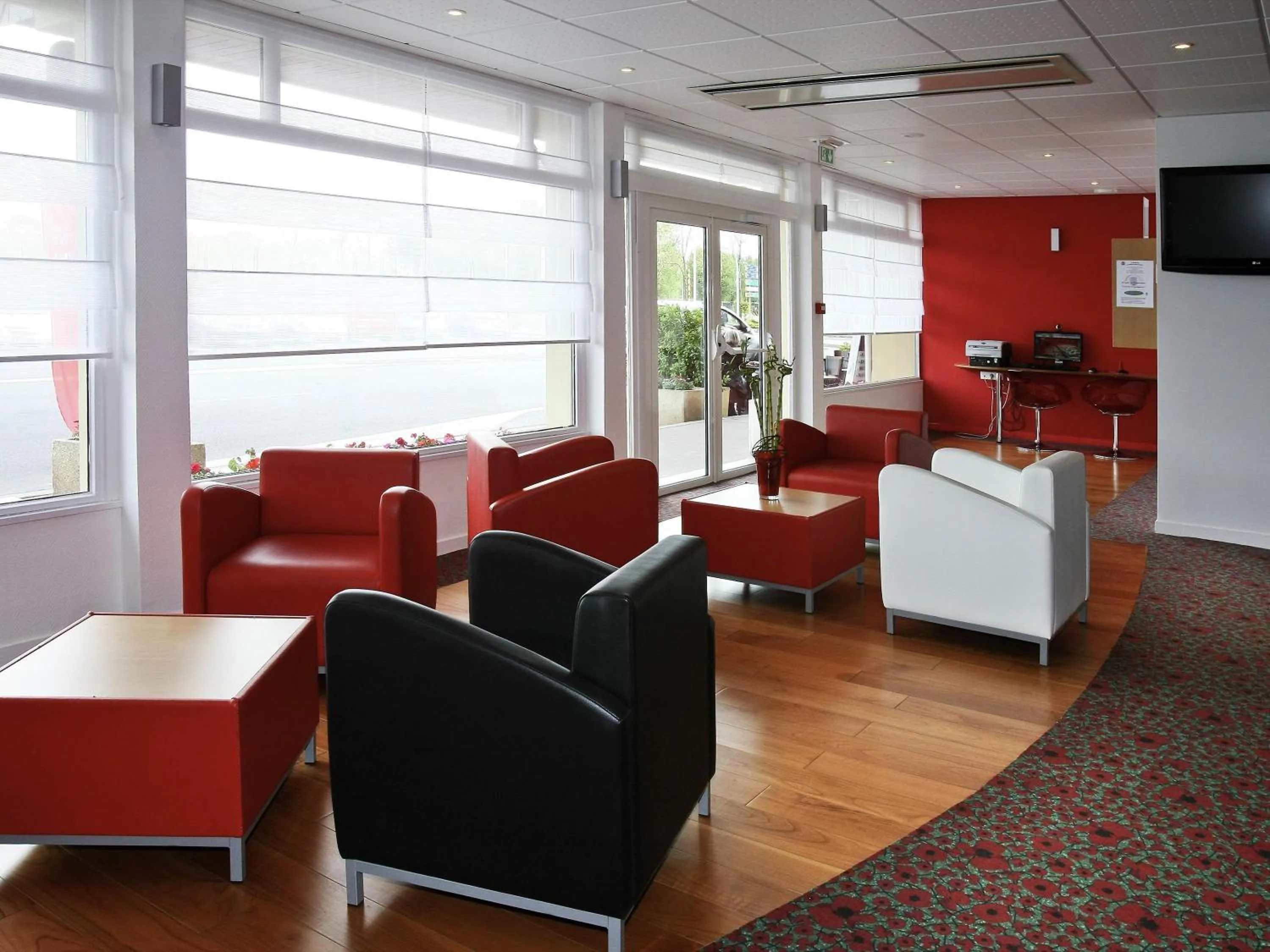 Lounge or bar in ibis Deauville Centre