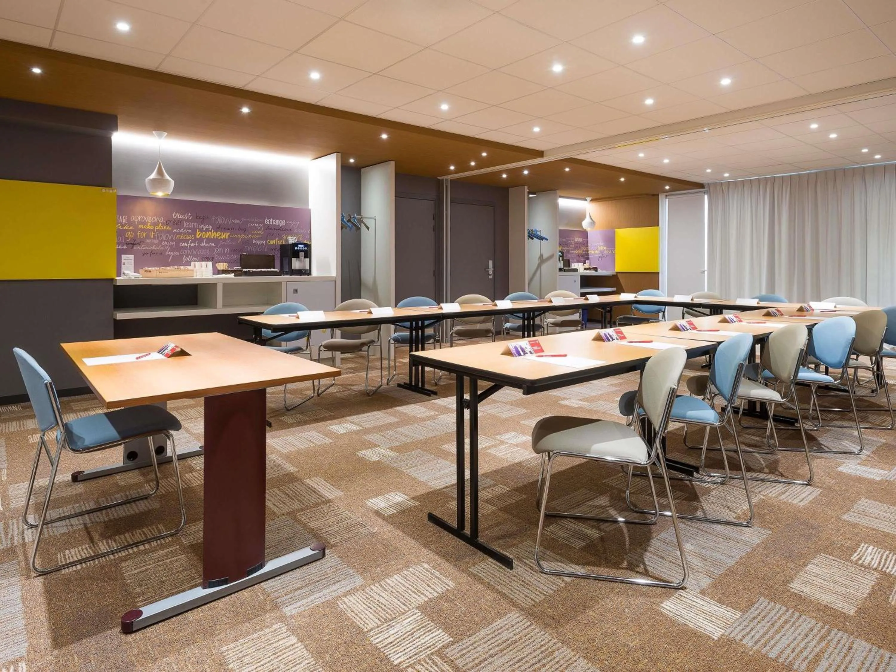 Meeting/conference room in ibis Deauville Centre