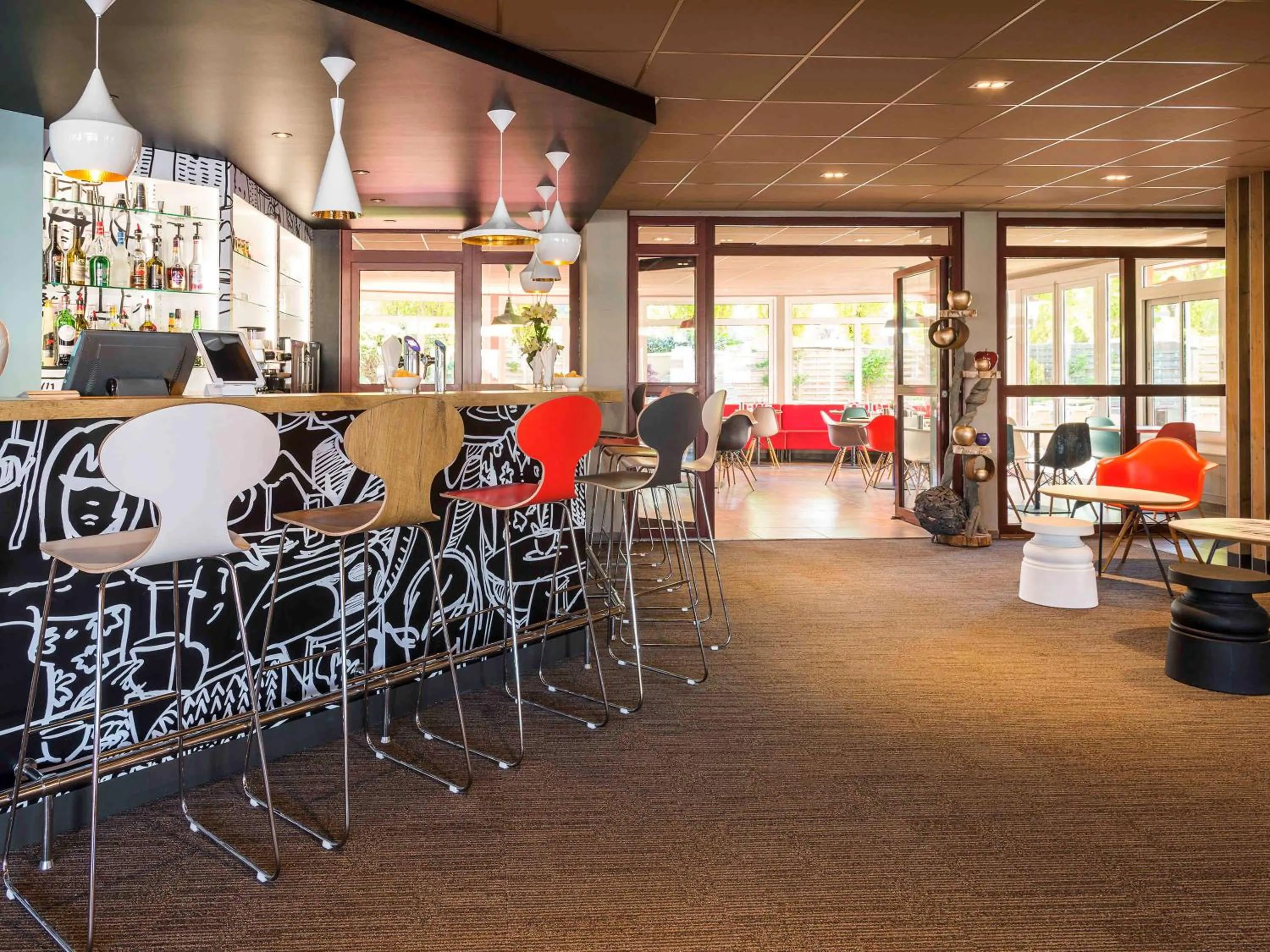 Lounge or bar in ibis Deauville Centre