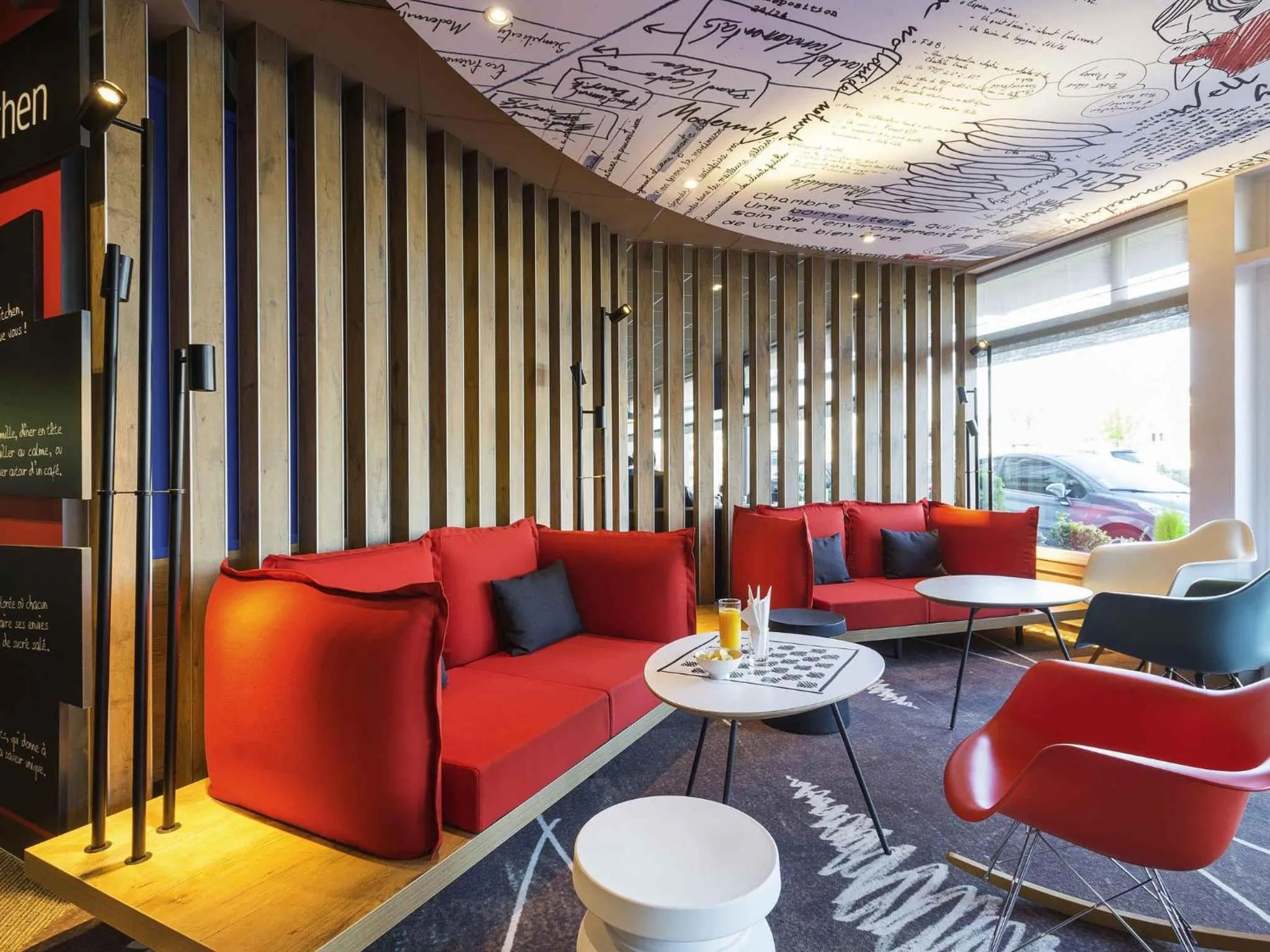 Lounge or bar in ibis Deauville Centre