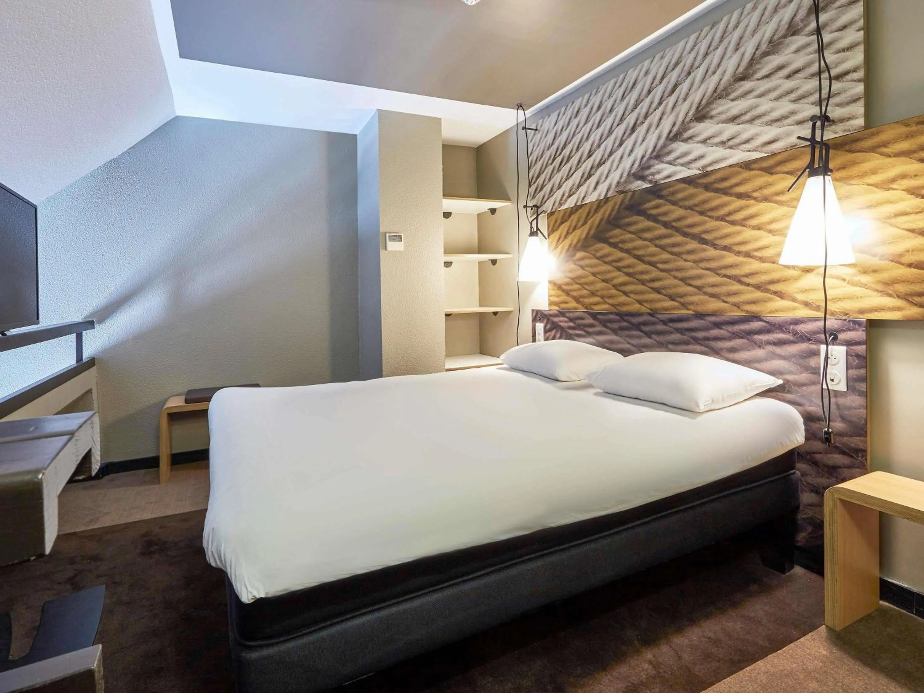 Bedroom, Bed in ibis Deauville Centre