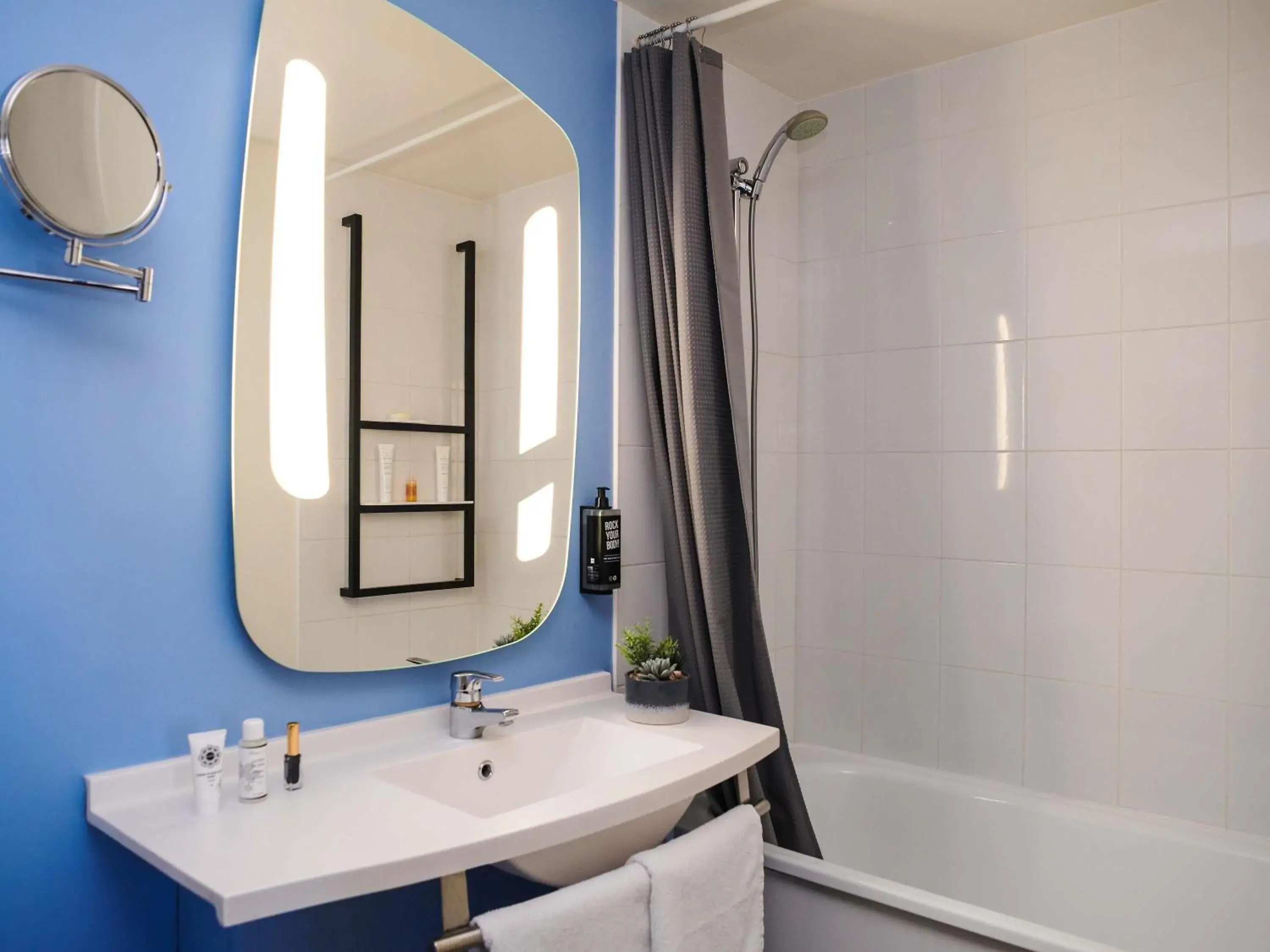 Junior Suite with One Queen Bed and Two Sofabeds in ibis Saint-Nazaire - Trignac Junior Suite with One Queen Bed and Two Sofabeds in ibis Saint-Nazaire - Trignac