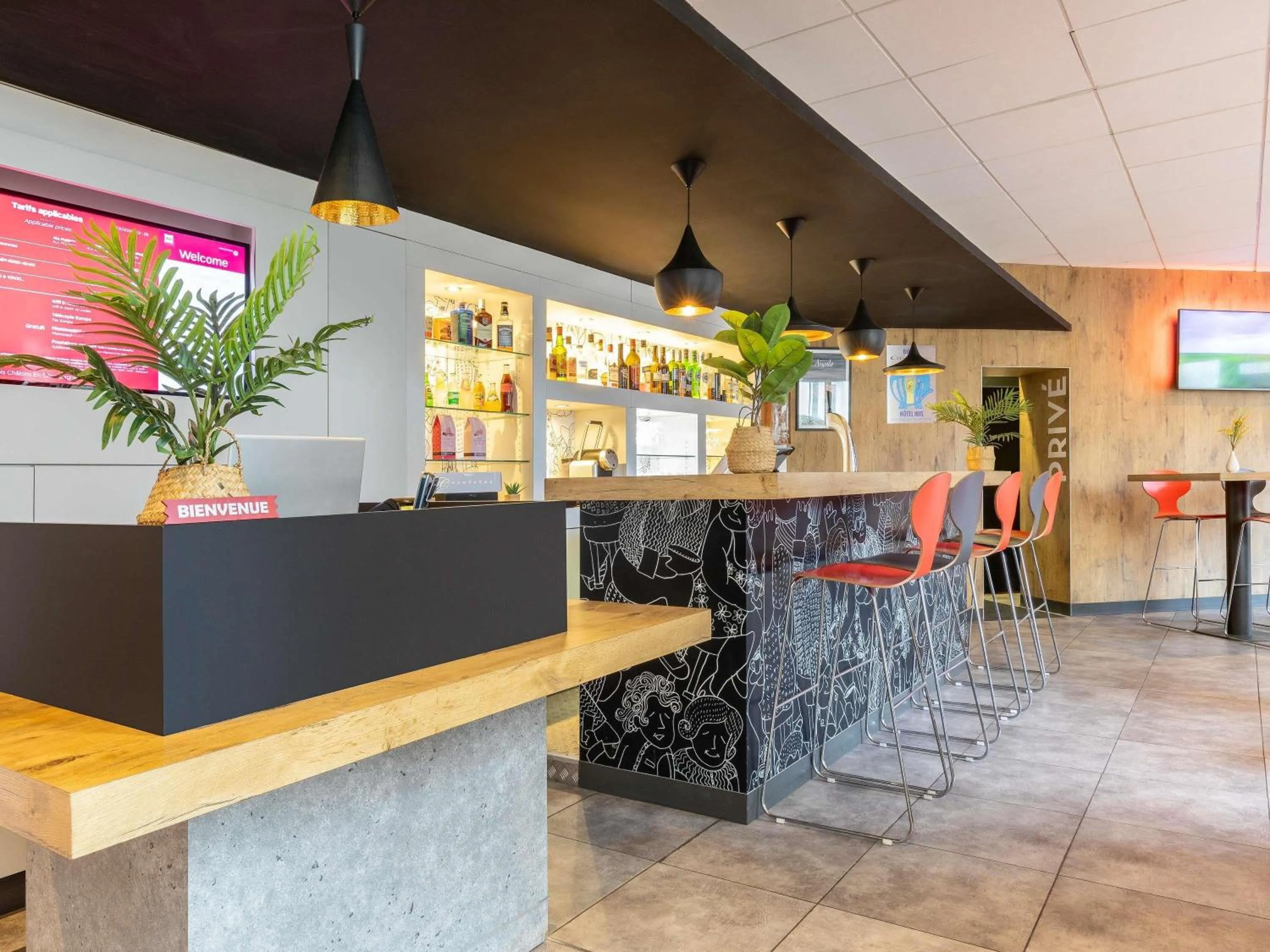 Lounge or bar in ibis Chalons en Champagne